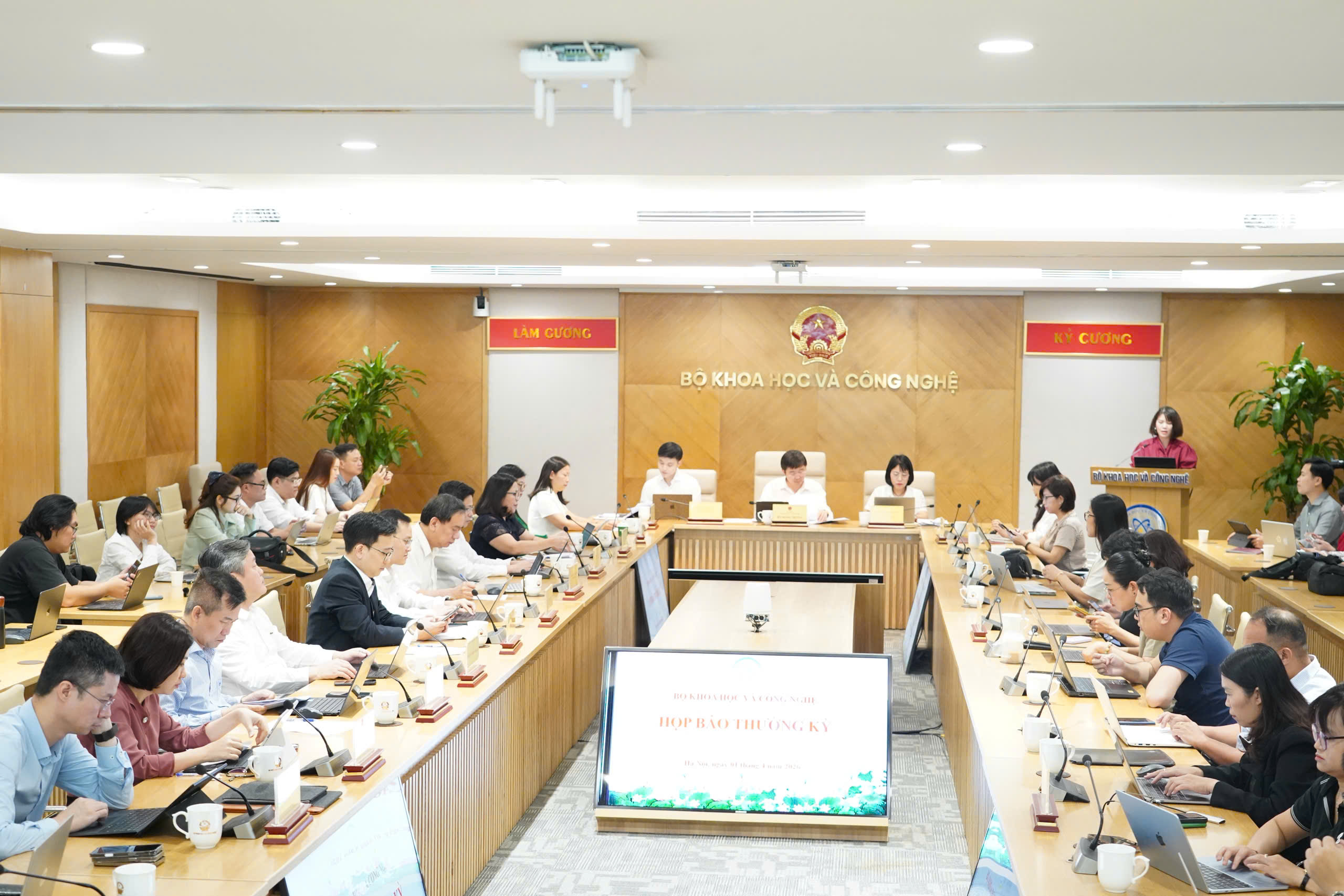 Đấu giá tên miền 