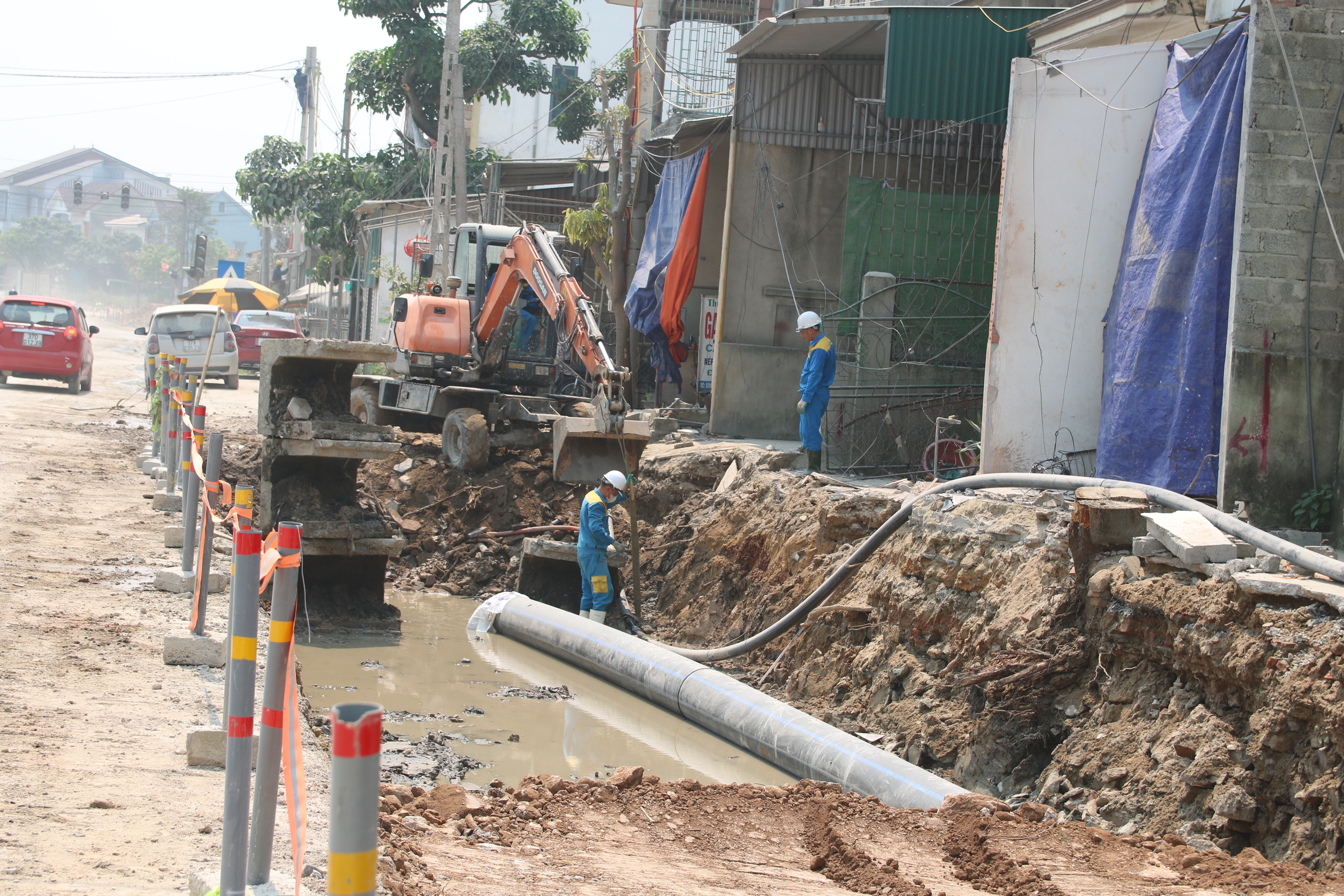 Người dân khốn đốn vì mất nước sạch hơn 1 tháng giữa thời tiết nắng nóng- Ảnh 12. Người dân khốn đốn vì mất nước sạch hơn 1 tháng giữa thời tiết nắng nóng- Ảnh 12.