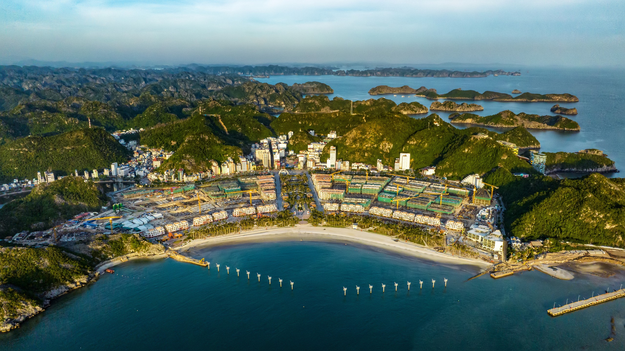 “Đảo Ngọc miền Bắc” có gì đặc biệt khiến du khách mê mẩn? - Ảnh 1.