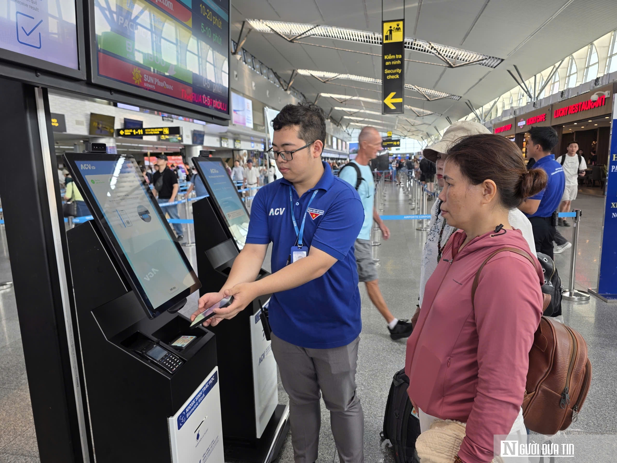 Sân bay Đà Nẵng “mở lối” bằng khuôn mặt, giảm ùn tắc hành khách giờ cao điểm- Ảnh 6. Sân bay Đà Nẵng “mở lối” bằng khuôn mặt, giảm ùn tắc hành khách giờ cao điểm- Ảnh 6.