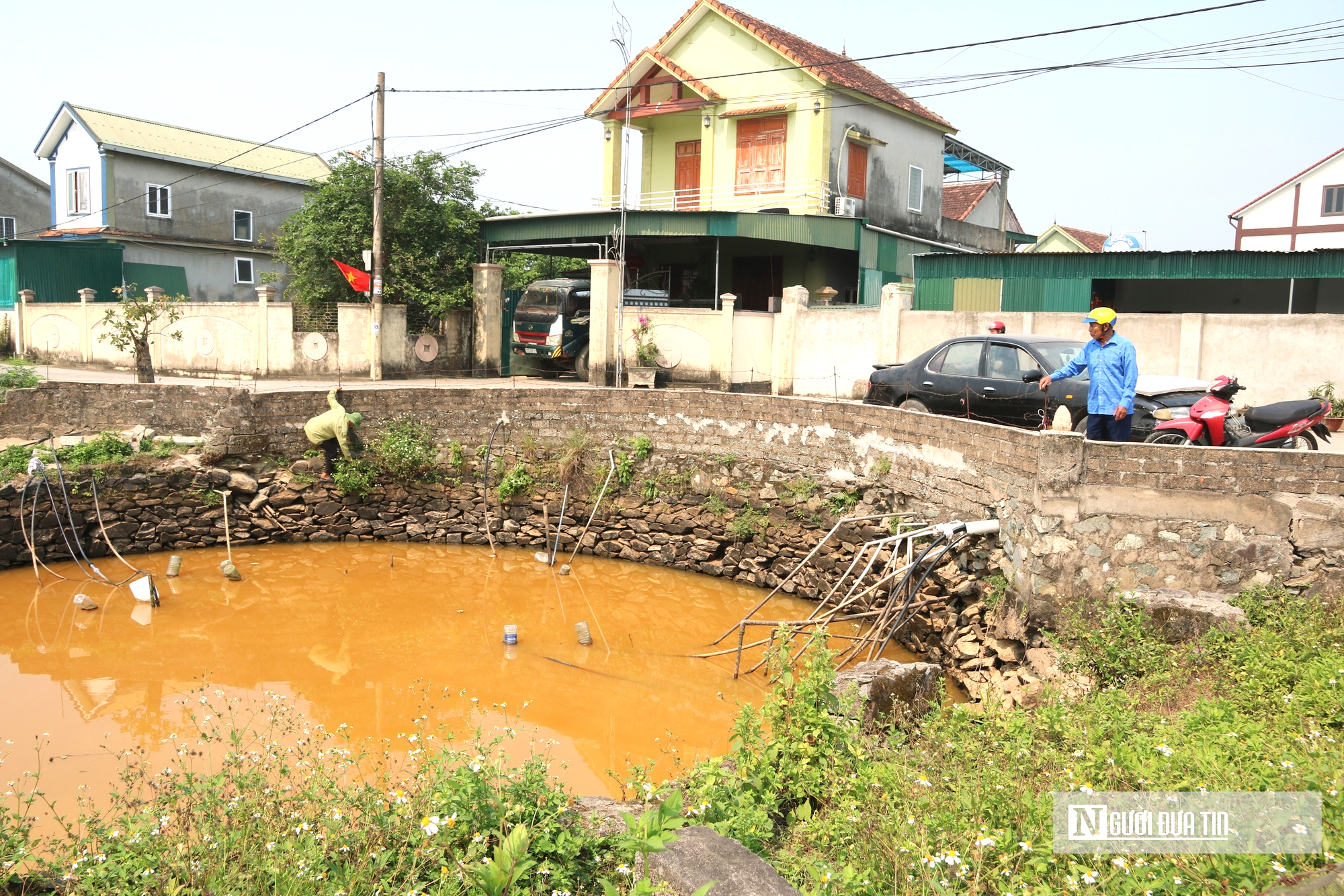 Người dân khốn đốn vì mất nước sạch hơn 1 tháng giữa thời tiết nắng nóng- Ảnh 1. Người dân khốn đốn vì mất nước sạch hơn 1 tháng giữa thời tiết nắng nóng- Ảnh 1.