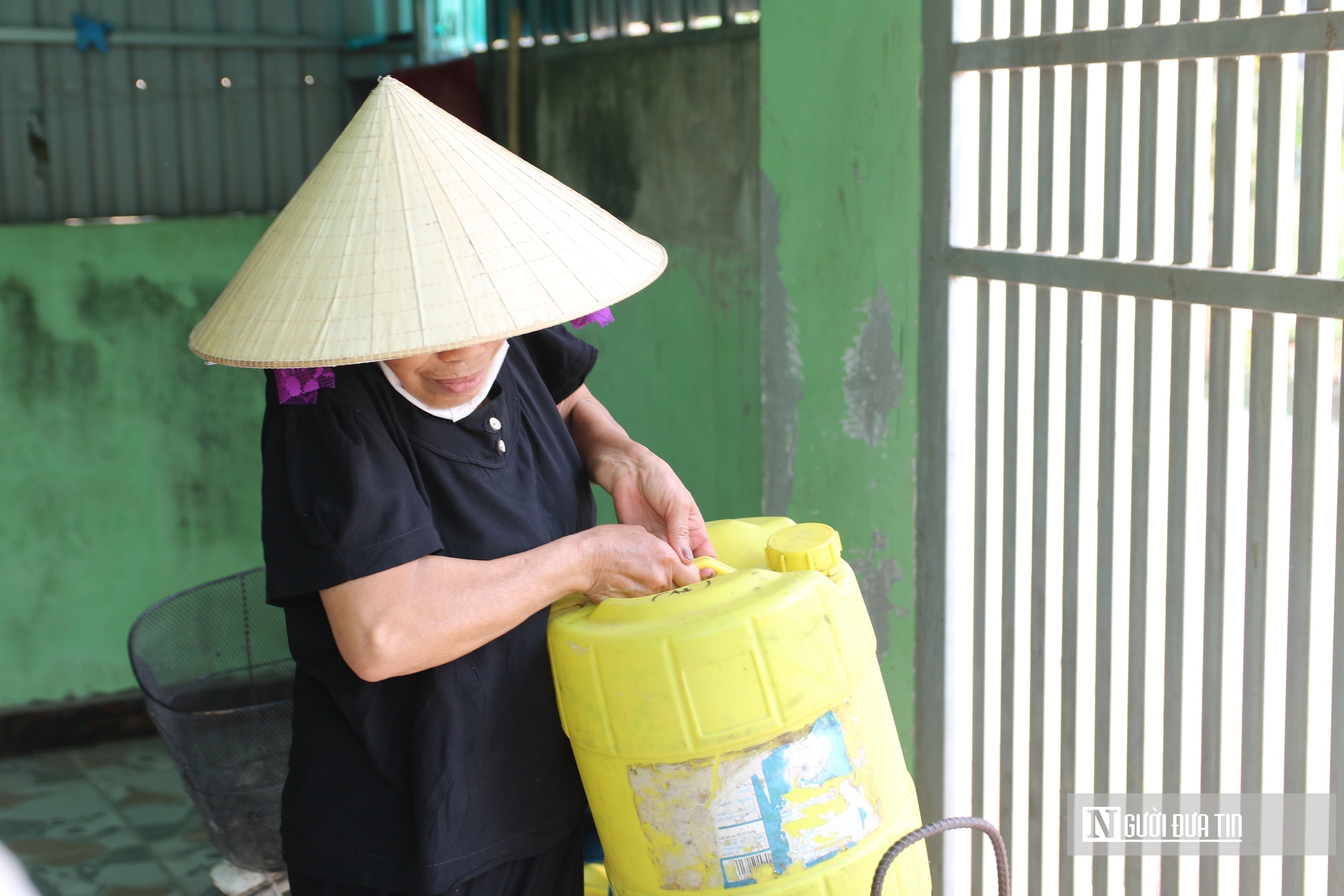 Người dân khốn đốn vì mất nước sạch hơn 1 tháng giữa thời tiết nắng nóng- Ảnh 3. Người dân khốn đốn vì mất nước sạch hơn 1 tháng giữa thời tiết nắng nóng- Ảnh 3.