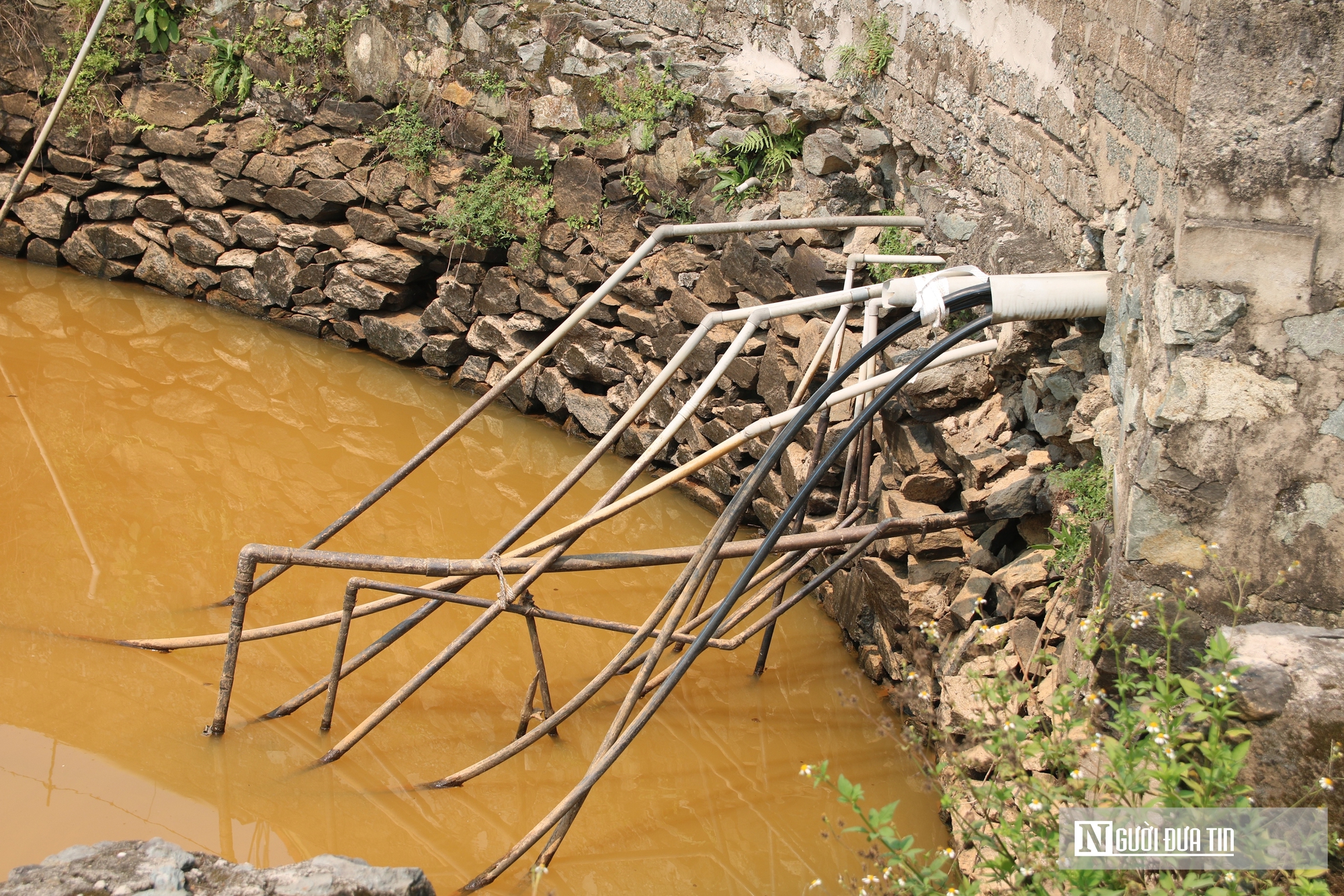 Người dân khốn đốn vì mất nước sạch hơn 1 tháng giữa thời tiết nắng nóng- Ảnh 9. Người dân khốn đốn vì mất nước sạch hơn 1 tháng giữa thời tiết nắng nóng- Ảnh 9.