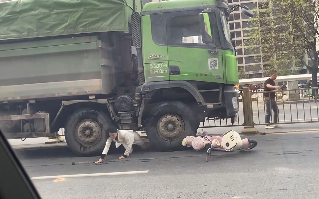 Tai nạn kinh hoàng ở Tây An: Xe tải cuốn xe đạp điện vào gầm, người phụ nữ may mắn thoát chết