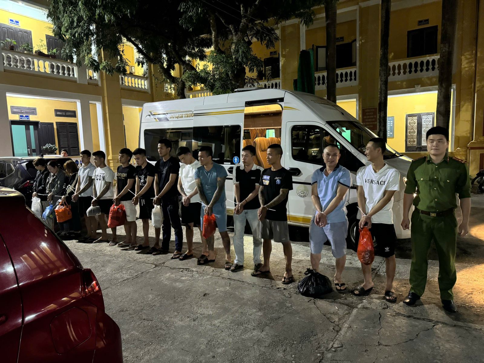 Cảnh báo thủ đoạn mua bán người núp bóng tuyển nhân viên quán karaoke - Ảnh 1.