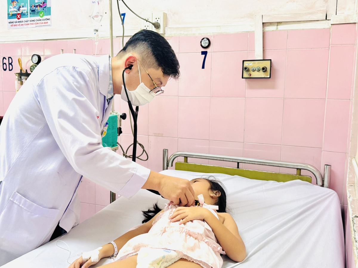 Số học sinh Tp.HCM nghi ngộ độc thực phẩm tăng lên 148 - Ảnh 1.