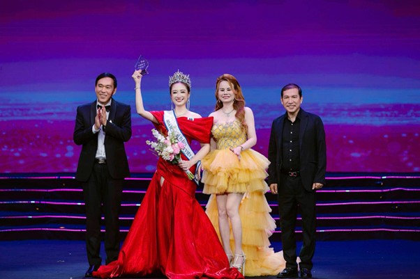 Học vấn ấn tượng, thông thạo nhiều ngoại ngữ của Á hậu là MC quen mặt trên VTV - Ảnh 1.