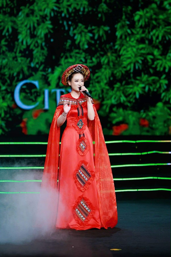 Học vấn ấn tượng, thông thạo nhiều ngoại ngữ của Á hậu là MC quen mặt trên VTV - Ảnh 2.