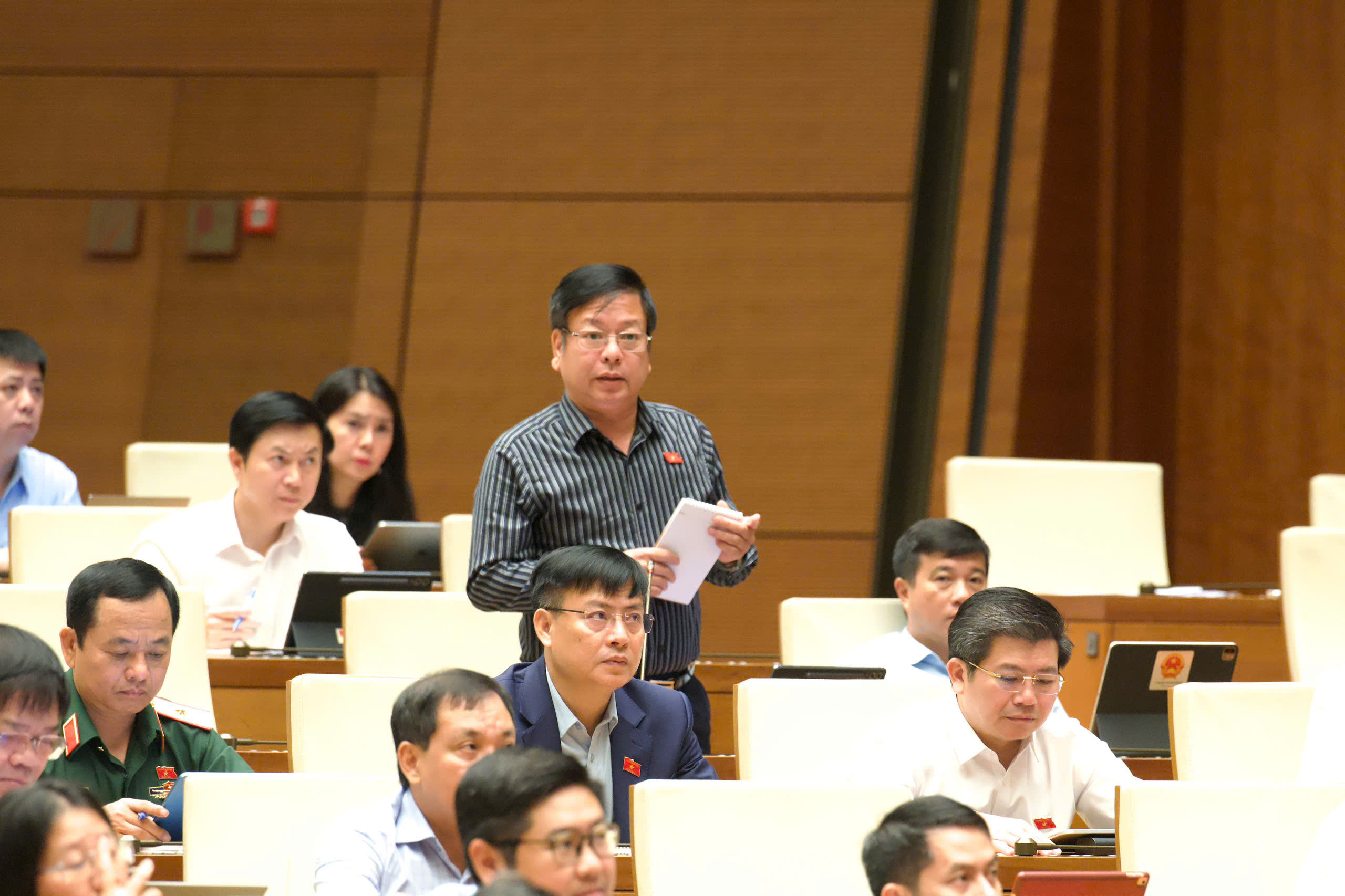 Băn khoăn một số loại giấy tờ không thể uỷ quyền cho cấp phó ký, Bộ trưởng Tư pháp nói gì?- Ảnh 1.