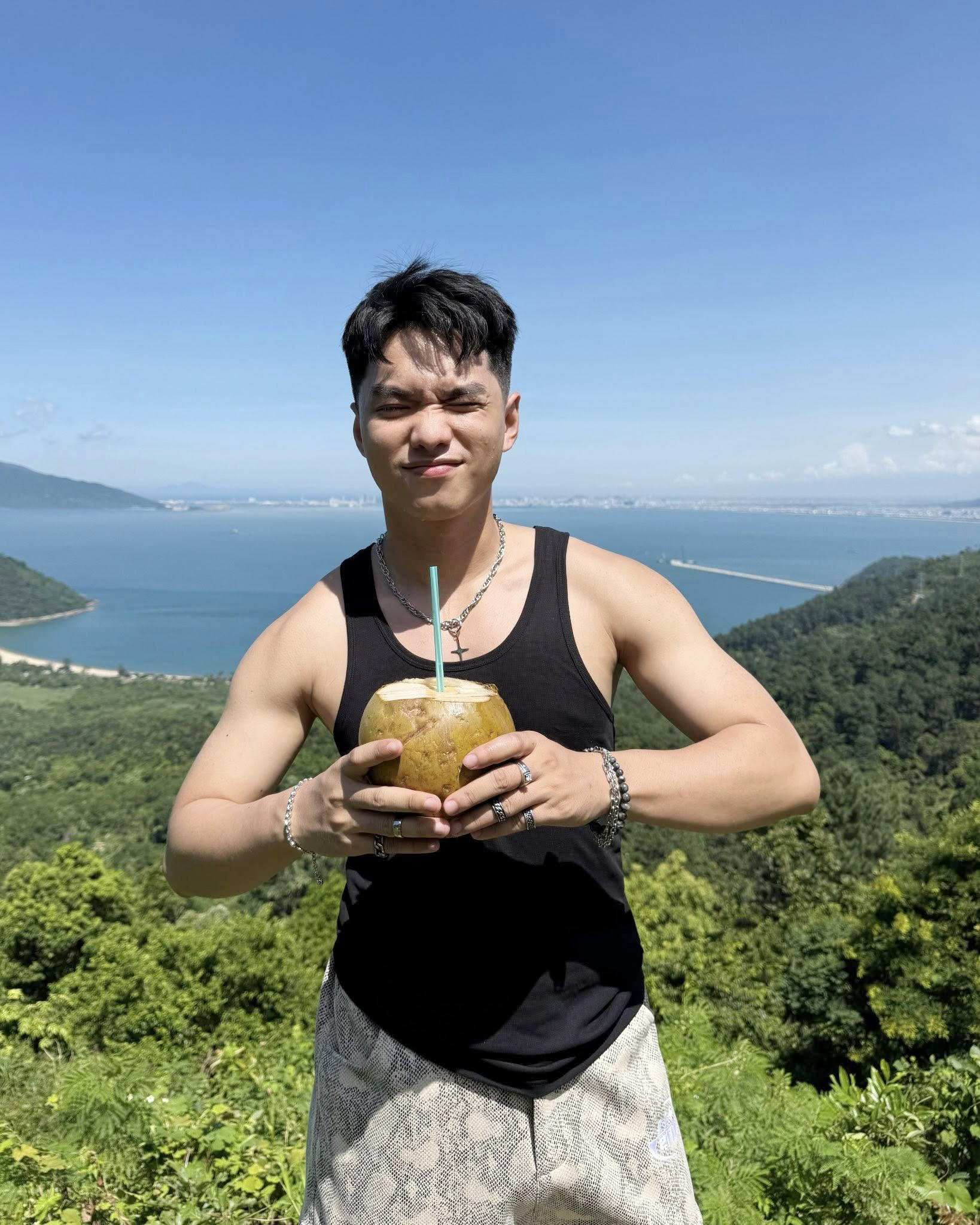 Đời thường phong trần, lãng tử gây sốt của nam MC gen Z của VTV- Ảnh 9.