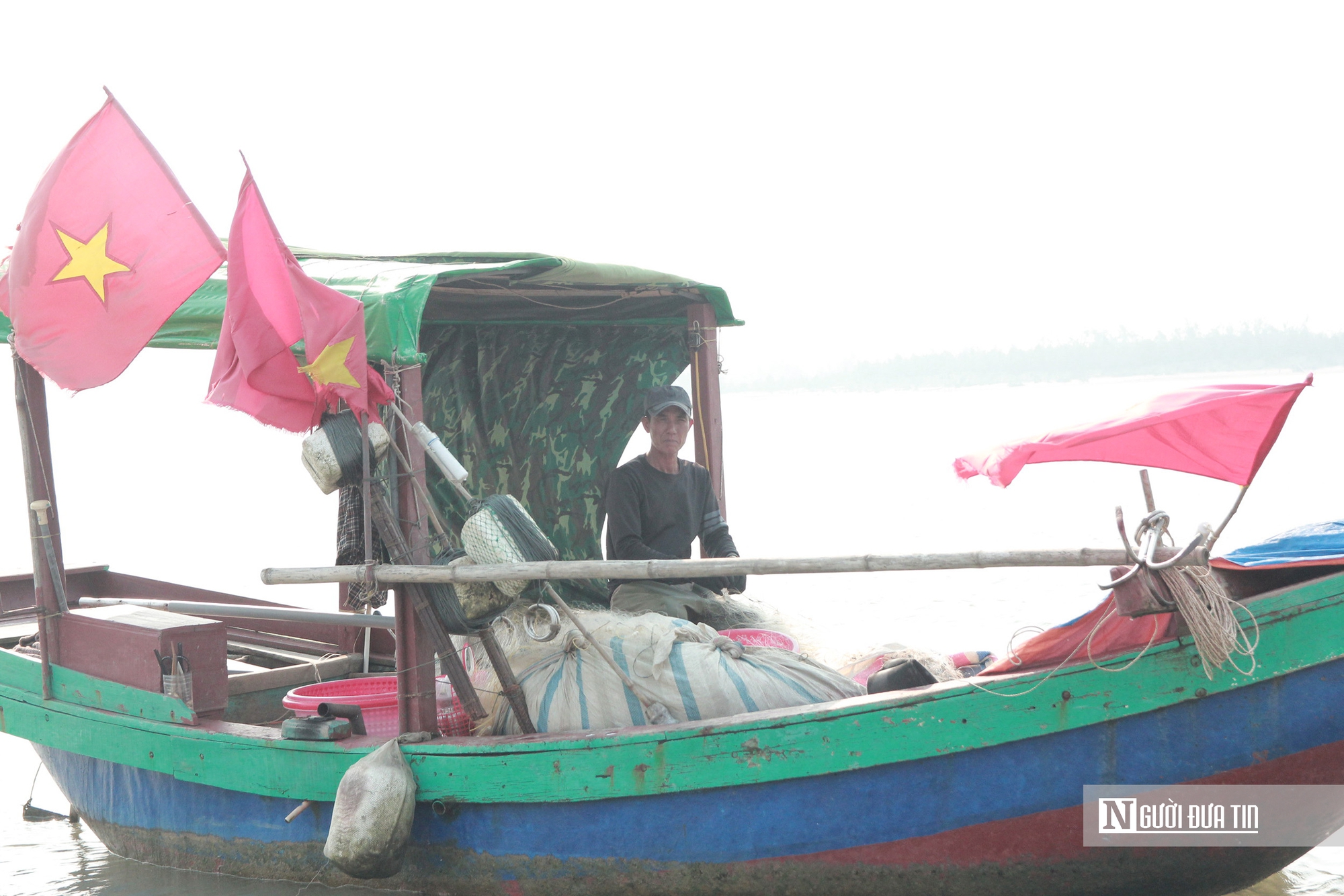 Giá xăng dầu tăng cao, hàng loạt tàu cá phải nằm bờ- Ảnh 3. Giá xăng dầu tăng cao, hàng loạt tàu cá phải nằm bờ- Ảnh 3.