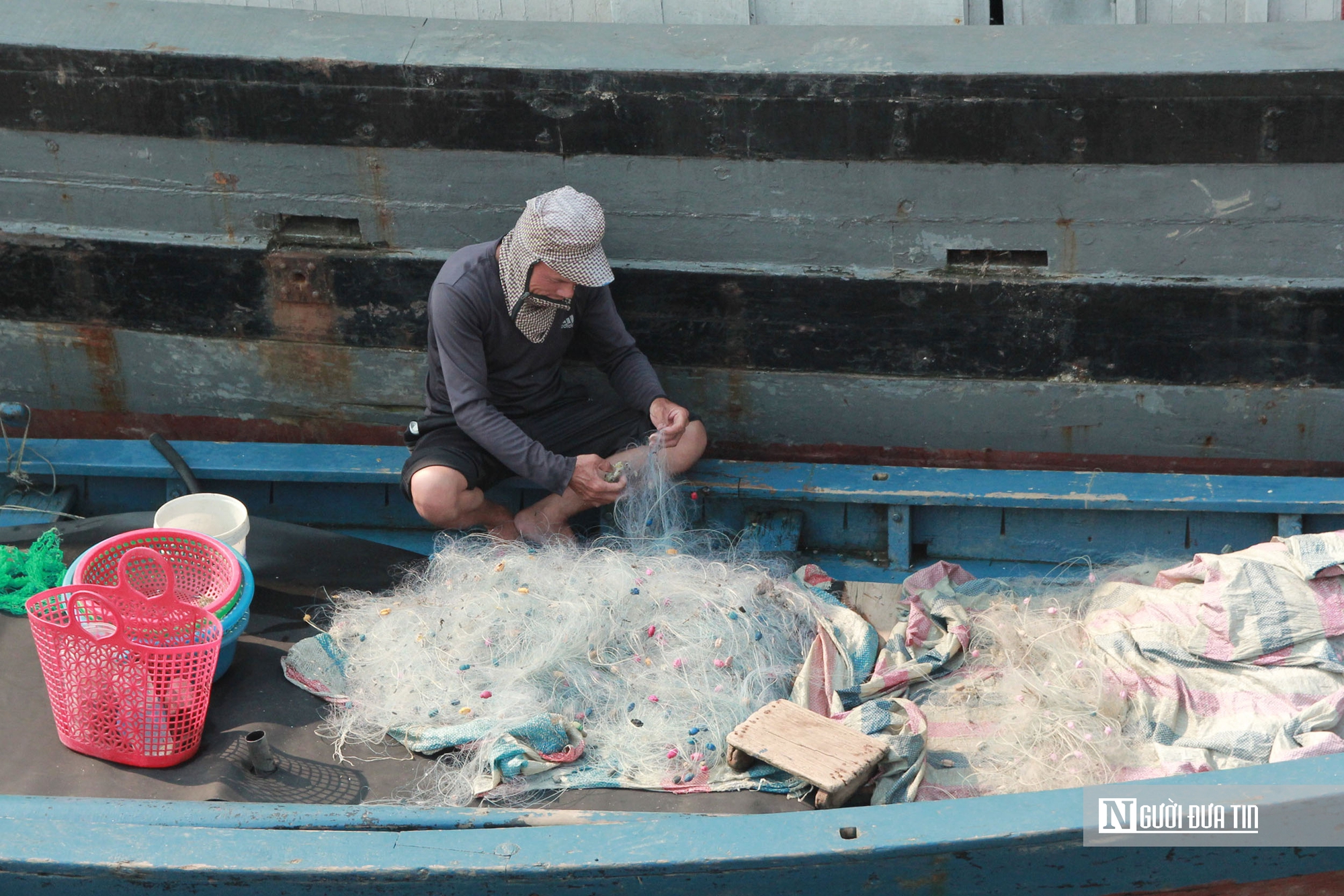 Giá xăng dầu tăng cao, hàng loạt tàu cá phải nằm bờ- Ảnh 4. Giá xăng dầu tăng cao, hàng loạt tàu cá phải nằm bờ- Ảnh 4.