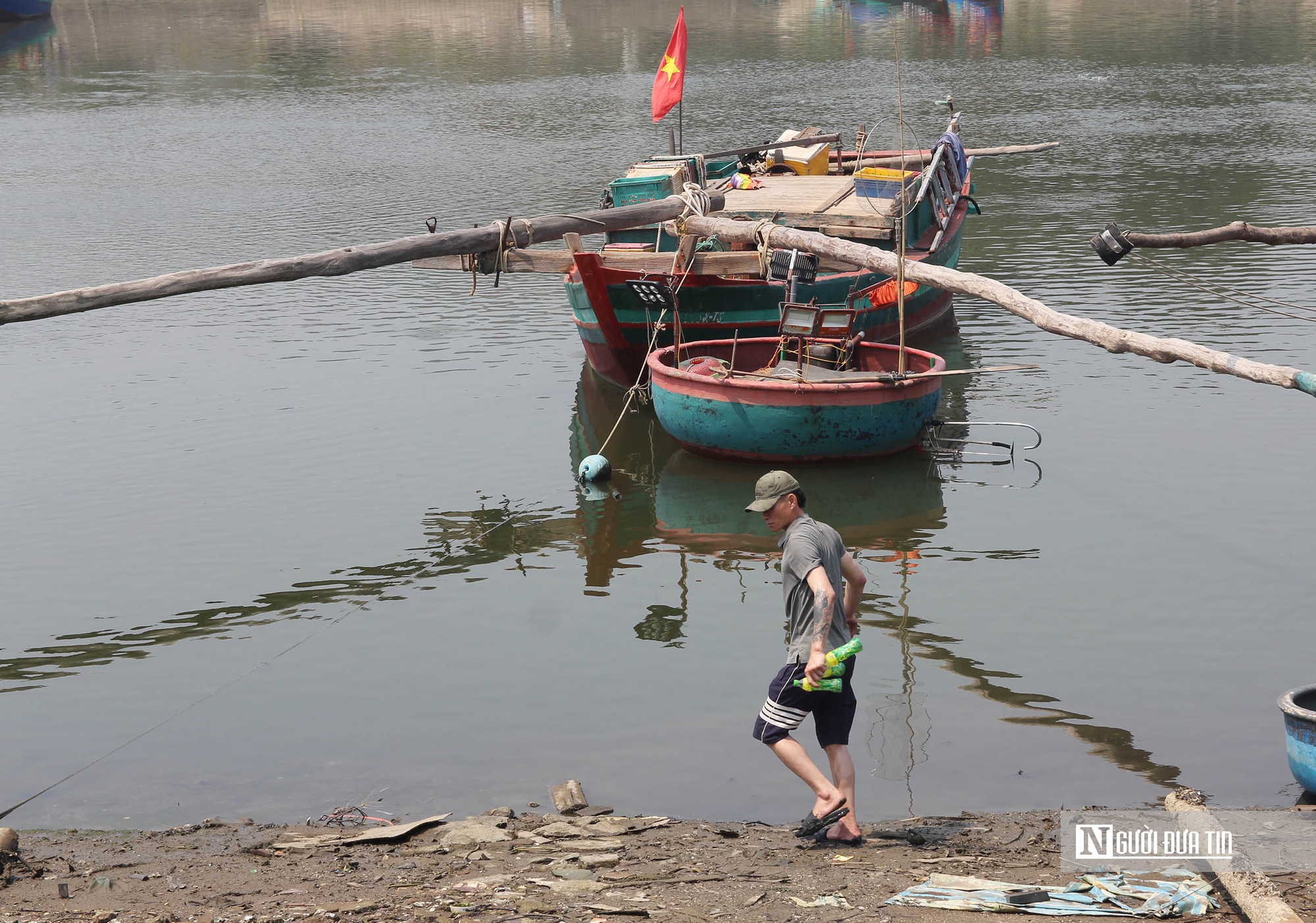 Giá xăng dầu tăng cao, hàng loạt tàu cá phải nằm bờ- Ảnh 6. Giá xăng dầu tăng cao, hàng loạt tàu cá phải nằm bờ- Ảnh 6.