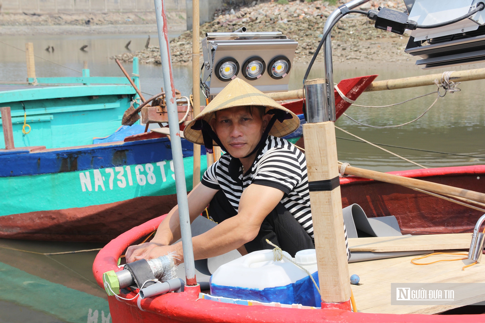 Giá xăng dầu tăng cao, hàng loạt tàu cá phải nằm bờ- Ảnh 7. Giá xăng dầu tăng cao, hàng loạt tàu cá phải nằm bờ- Ảnh 7.