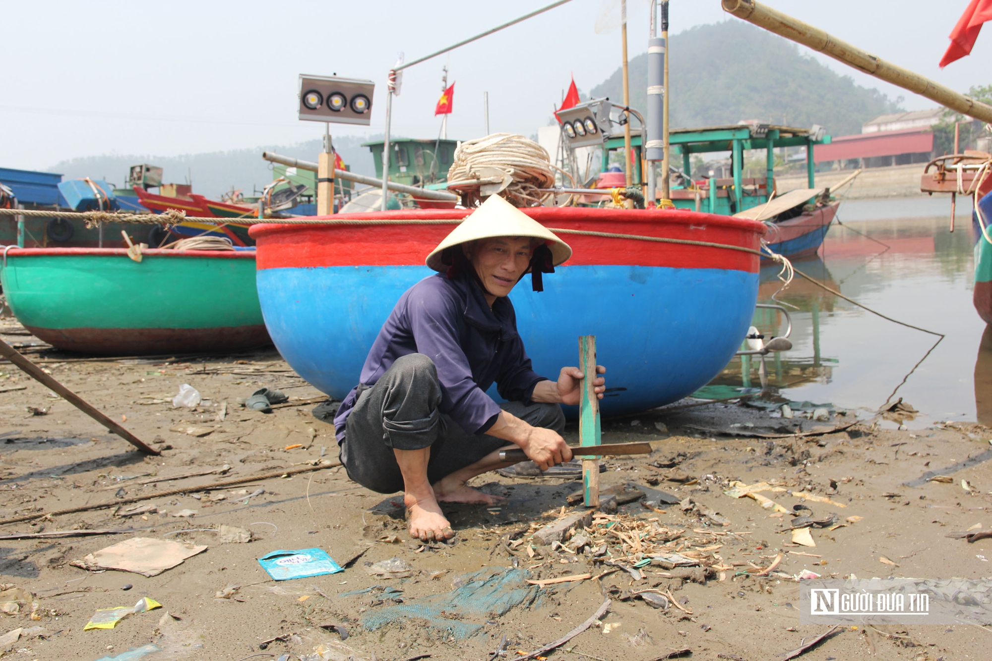 Giá xăng dầu tăng cao, hàng loạt tàu cá phải nằm bờ- Ảnh 8. Giá xăng dầu tăng cao, hàng loạt tàu cá phải nằm bờ- Ảnh 8.