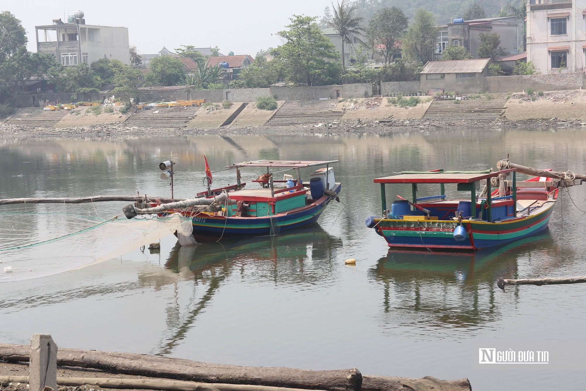 Giá xăng dầu tăng cao, hàng loạt tàu cá phải nằm bờ- Ảnh 9. Giá xăng dầu tăng cao, hàng loạt tàu cá phải nằm bờ- Ảnh 9.