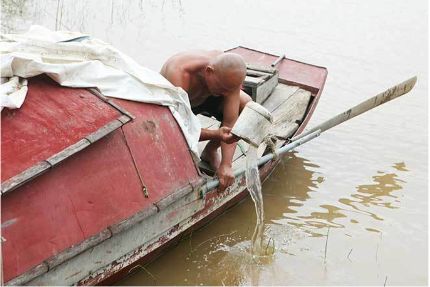“Dị nhân” vớt hàng trăm thi thể trên sông, sống lặng lẽ giữa ốc đảo và những ám ảnh không lời - Ảnh 2.