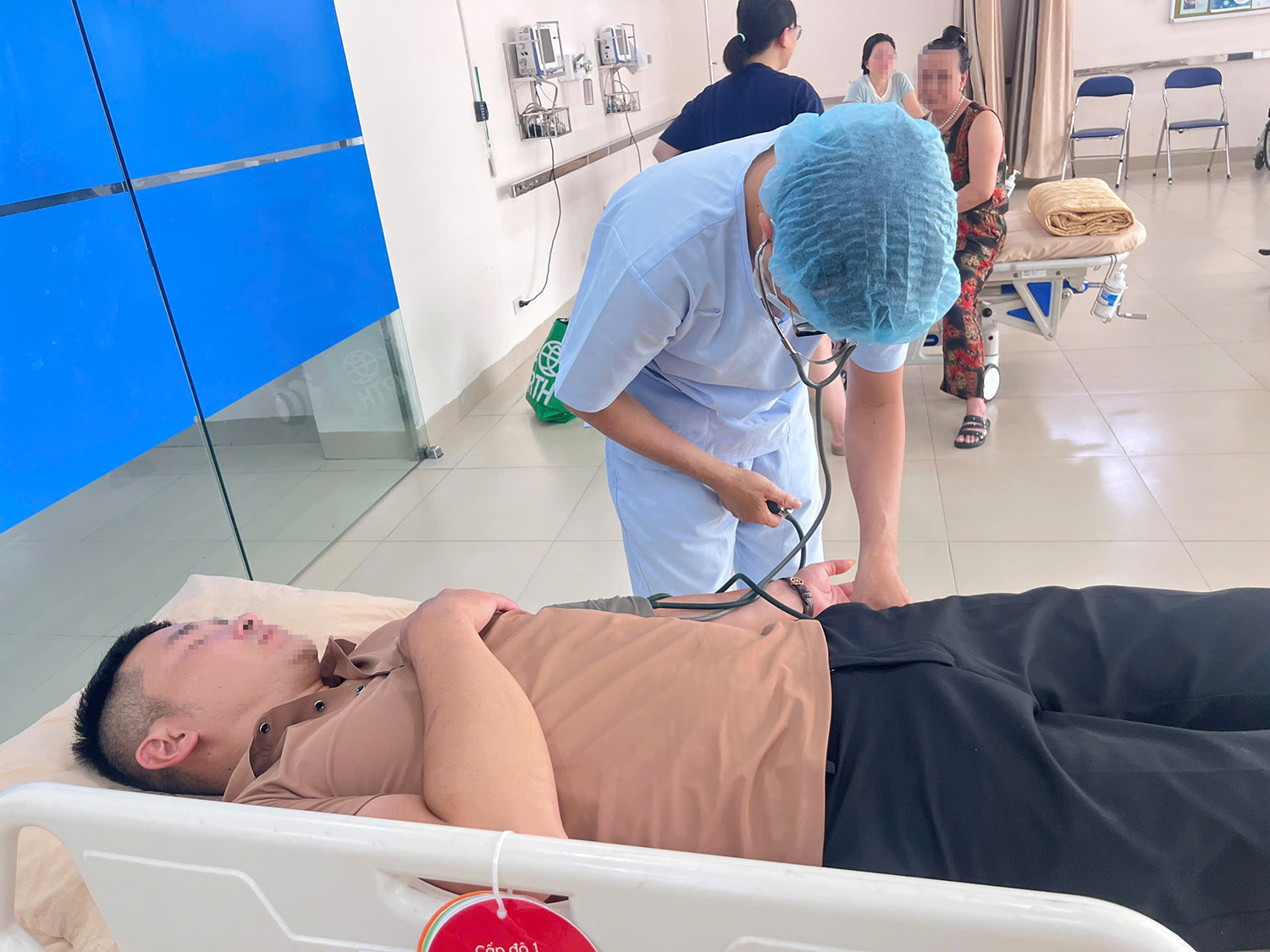 Tài xế taxi dùng gạch tấn công hành khách chỉ vì mâu thuẫn đường đi - Ảnh 1.