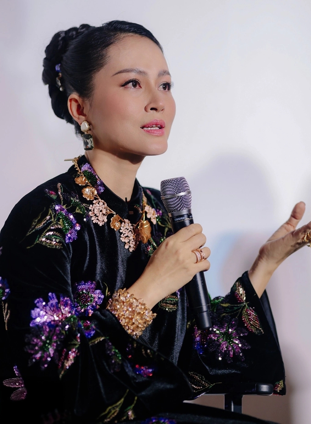 Mỹ nhân Việt đẹp như Hoàng hậu bước ra từ lịch sử - Ảnh 7.