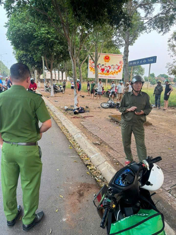 Kẹp 3 lao xe tốc độ cao, 3 học sinh gặp nạn nghi&ecirc;m trọng, 2 người tử vong thương t&acirc;m - Ảnh 1.