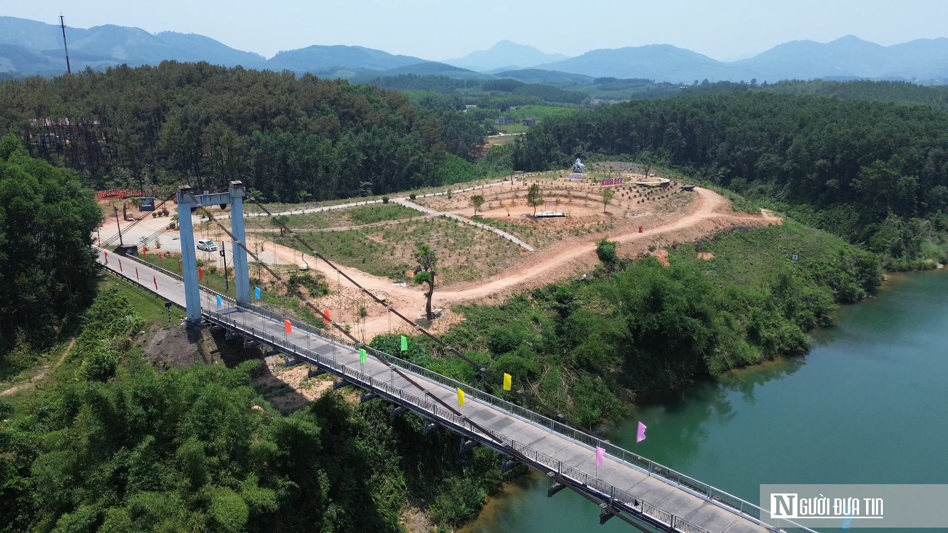 Thú vị những “hộ vệ gác cổng” trên cây cầu treo dẫn vào điểm check-in hút khách ở Huế  - Ảnh 1.