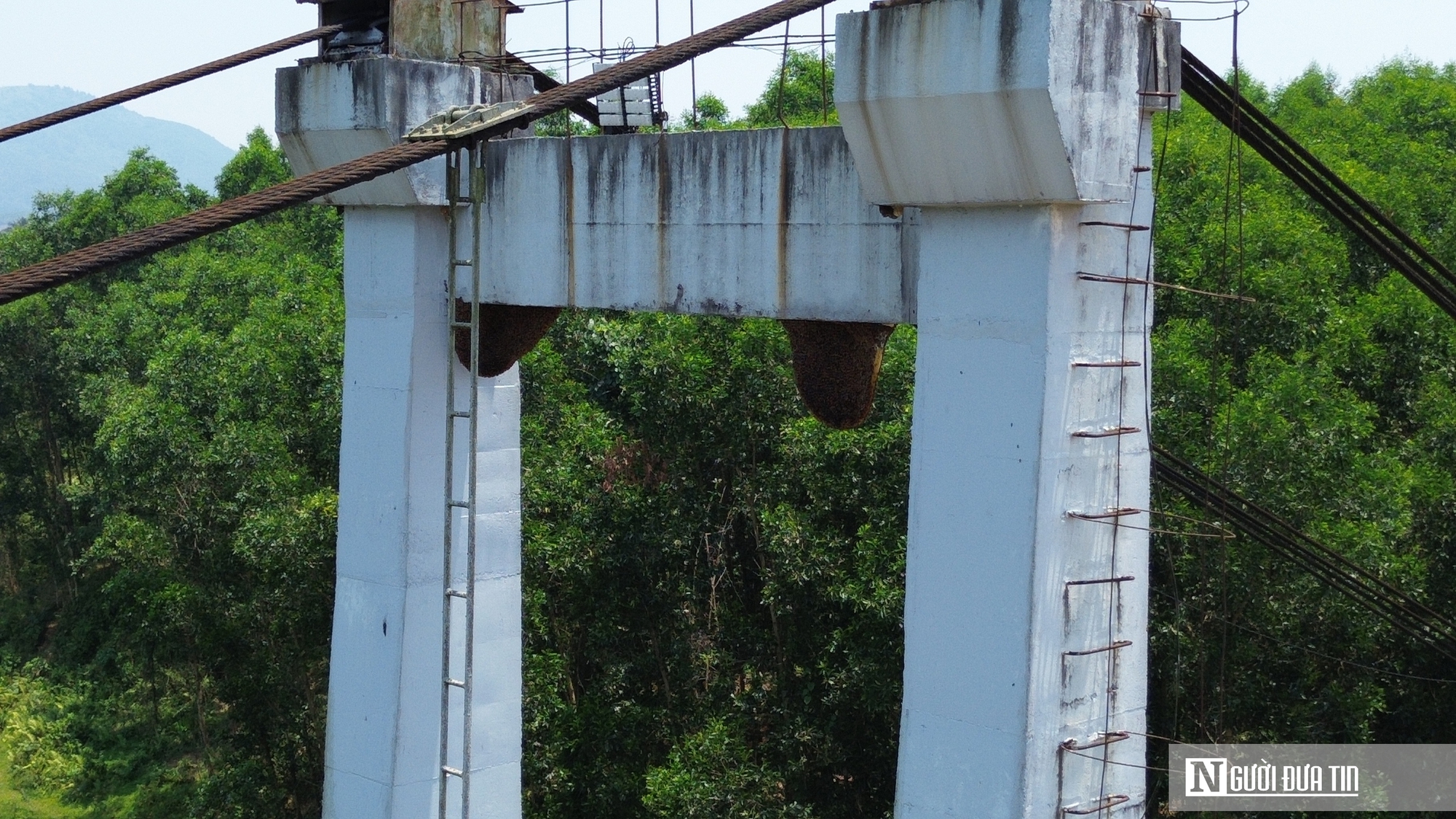 Thú vị những “hộ vệ gác cổng” trên cây cầu treo dẫn vào điểm check-in hút khách ở Huế  - Ảnh 2.