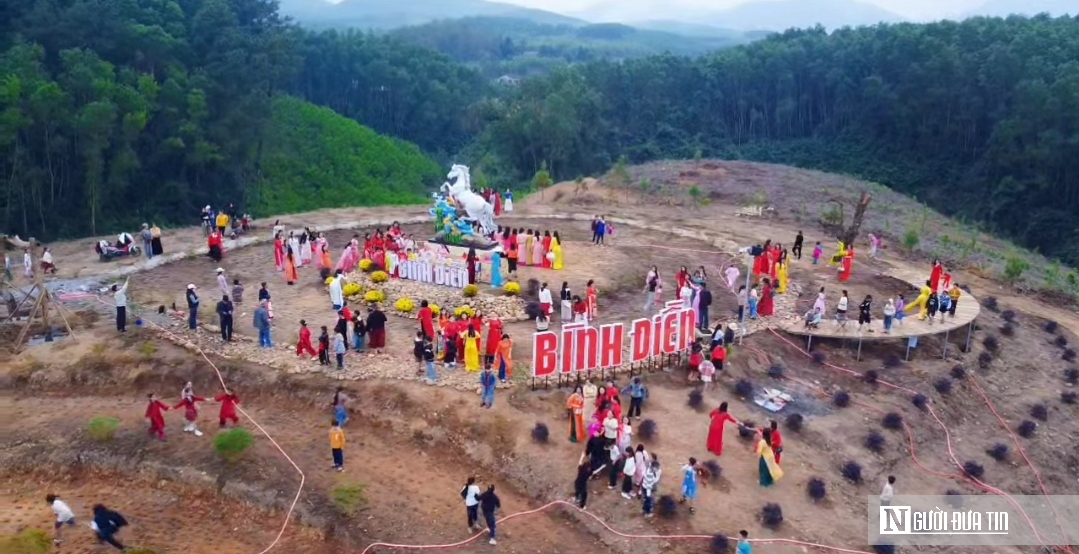 Thú vị những “hộ vệ gác cổng” trên cây cầu treo dẫn vào điểm check-in hút khách ở Huế  - Ảnh 3.