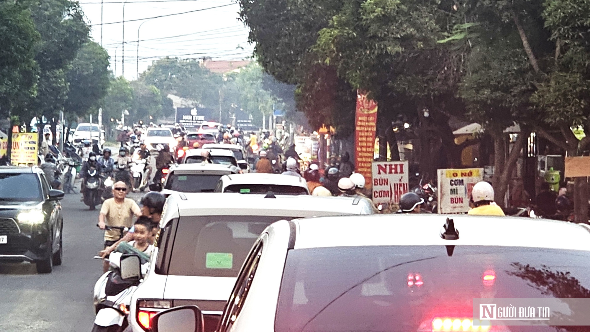 Ảnh: D&ograve;ng người ở Huế &ldquo;trốn n&oacute;ng&rdquo; &ugrave;n &ugrave;n k&eacute;o về biển, c&aacute;c b&atilde;i tắm đ&ocirc;ng nghịt- Ảnh 1.