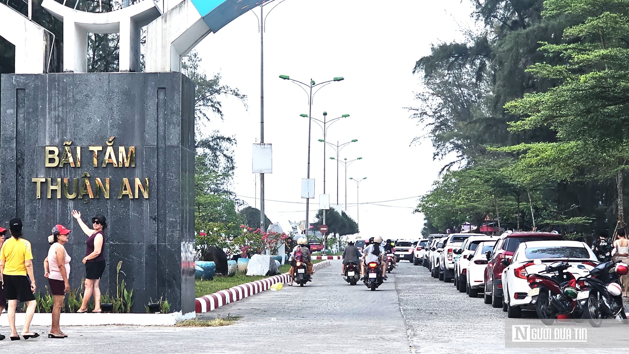 Ảnh: D&ograve;ng người ở Huế &ldquo;trốn n&oacute;ng&rdquo; &ugrave;n &ugrave;n k&eacute;o về biển, c&aacute;c b&atilde;i tắm đ&ocirc;ng nghịt- Ảnh 2.