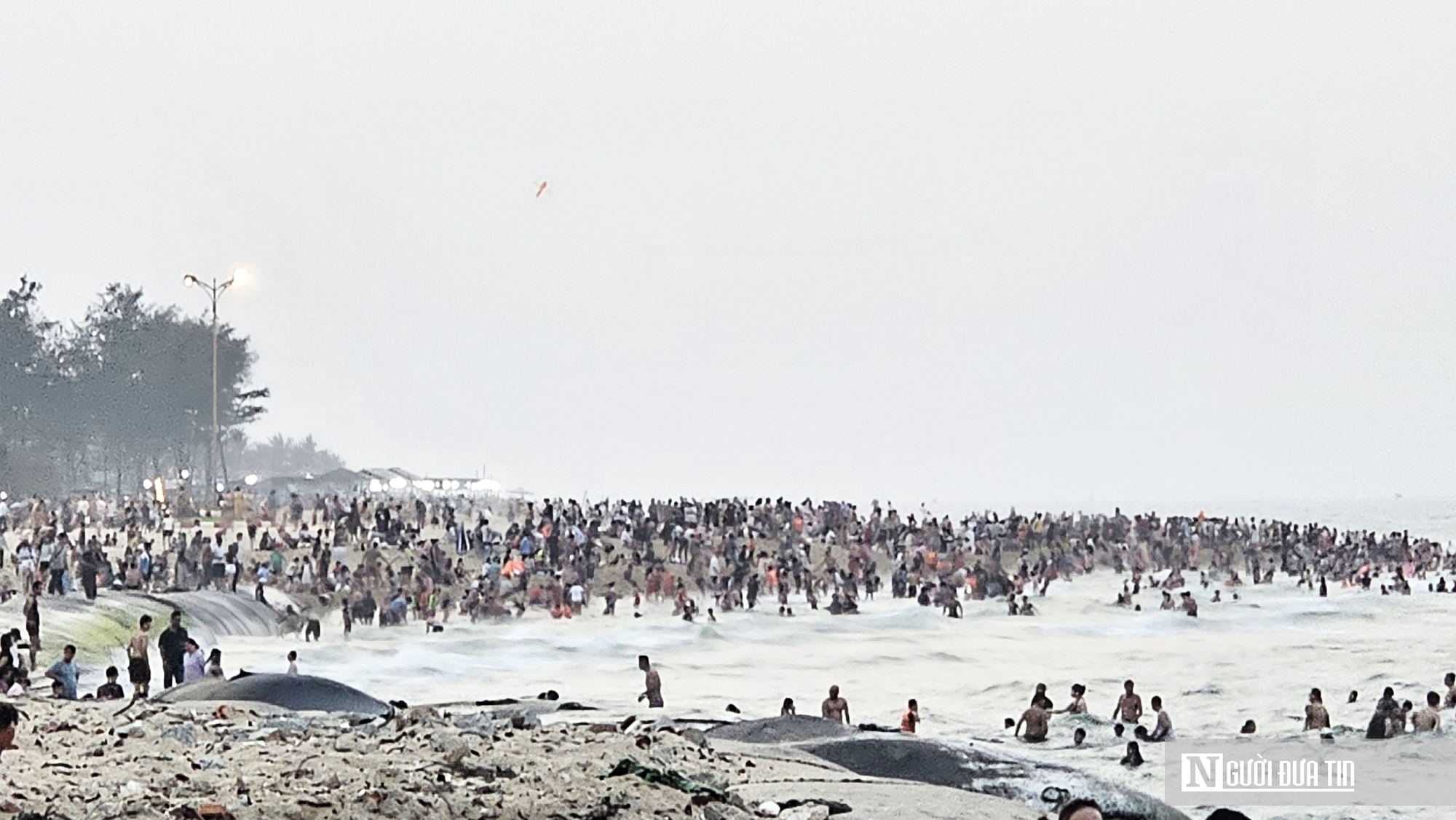 Ảnh: D&ograve;ng người ở Huế &ldquo;trốn n&oacute;ng&rdquo; &ugrave;n &ugrave;n k&eacute;o về biển, c&aacute;c b&atilde;i tắm đ&ocirc;ng nghịt- Ảnh 5.