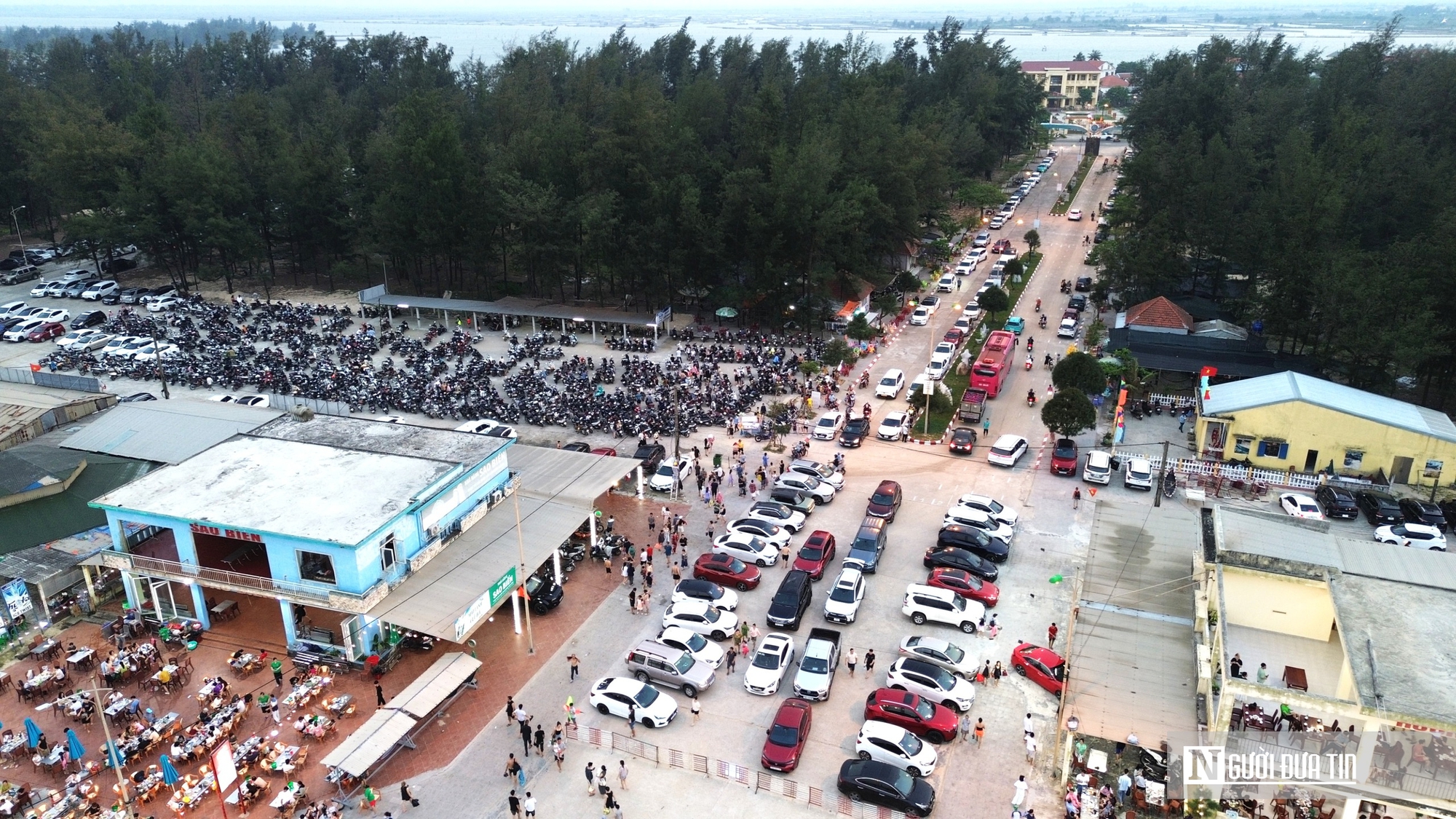 Ảnh: D&ograve;ng người ở Huế &ldquo;trốn n&oacute;ng&rdquo; &ugrave;n &ugrave;n k&eacute;o về biển, c&aacute;c b&atilde;i tắm đ&ocirc;ng nghịt- Ảnh 8.