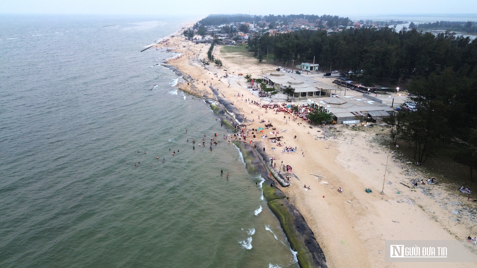 Ảnh: D&ograve;ng người ở Huế &ldquo;trốn n&oacute;ng&rdquo; &ugrave;n &ugrave;n k&eacute;o về biển, c&aacute;c b&atilde;i tắm đ&ocirc;ng nghịt- Ảnh 9.