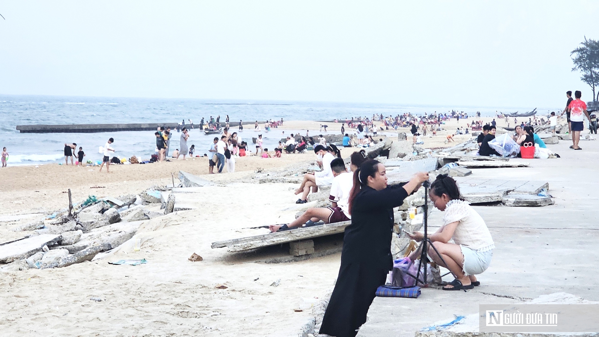 Ảnh: D&ograve;ng người ở Huế &ldquo;trốn n&oacute;ng&rdquo; &ugrave;n &ugrave;n k&eacute;o về biển, c&aacute;c b&atilde;i tắm đ&ocirc;ng nghịt- Ảnh 10.
