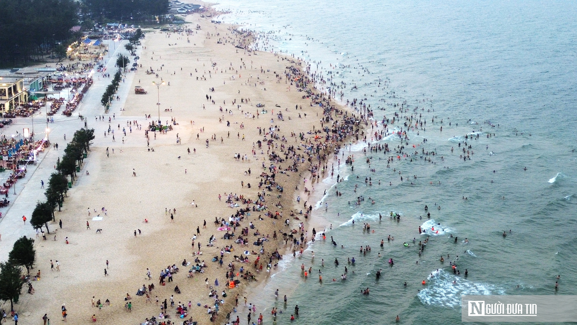 Ảnh: D&ograve;ng người ở Huế &ldquo;trốn n&oacute;ng&rdquo; &ugrave;n &ugrave;n k&eacute;o về biển, c&aacute;c b&atilde;i tắm đ&ocirc;ng nghịt- Ảnh 3.