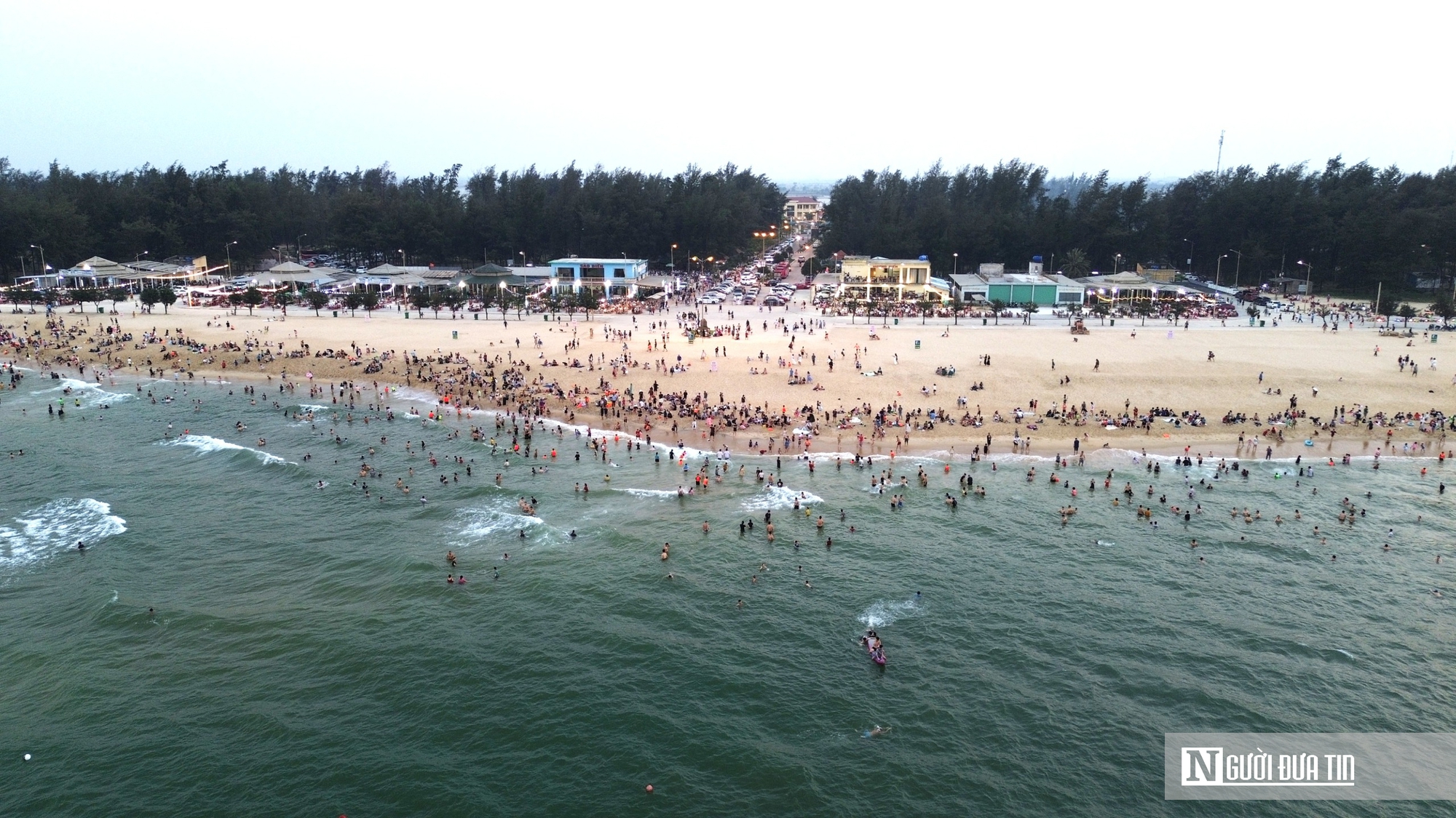 Ảnh: D&ograve;ng người ở Huế &ldquo;trốn n&oacute;ng&rdquo; &ugrave;n &ugrave;n k&eacute;o về biển, c&aacute;c b&atilde;i tắm đ&ocirc;ng nghịt- Ảnh 4.