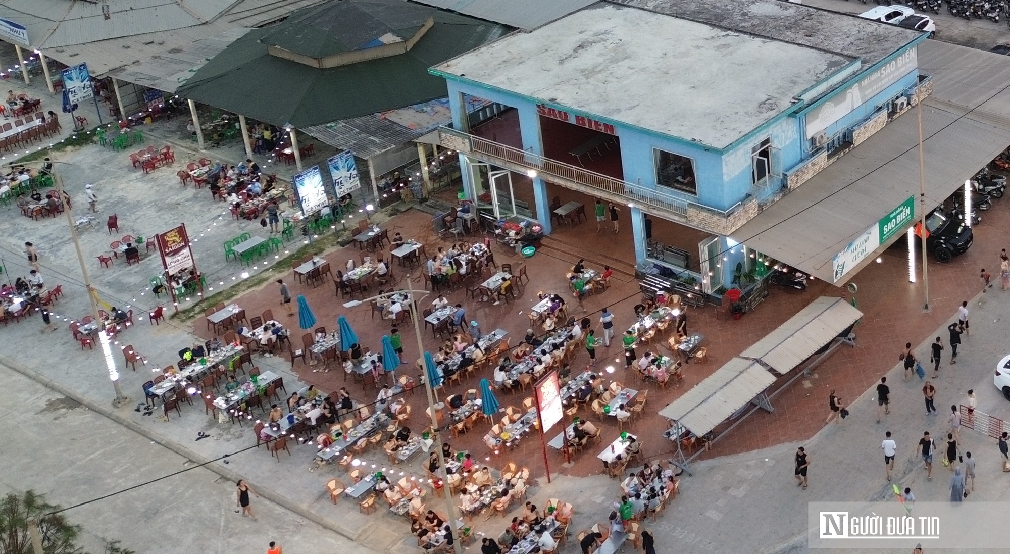 Ảnh: D&ograve;ng người ở Huế &ldquo;trốn n&oacute;ng&rdquo; &ugrave;n &ugrave;n k&eacute;o về biển, c&aacute;c b&atilde;i tắm đ&ocirc;ng nghịt- Ảnh 6.