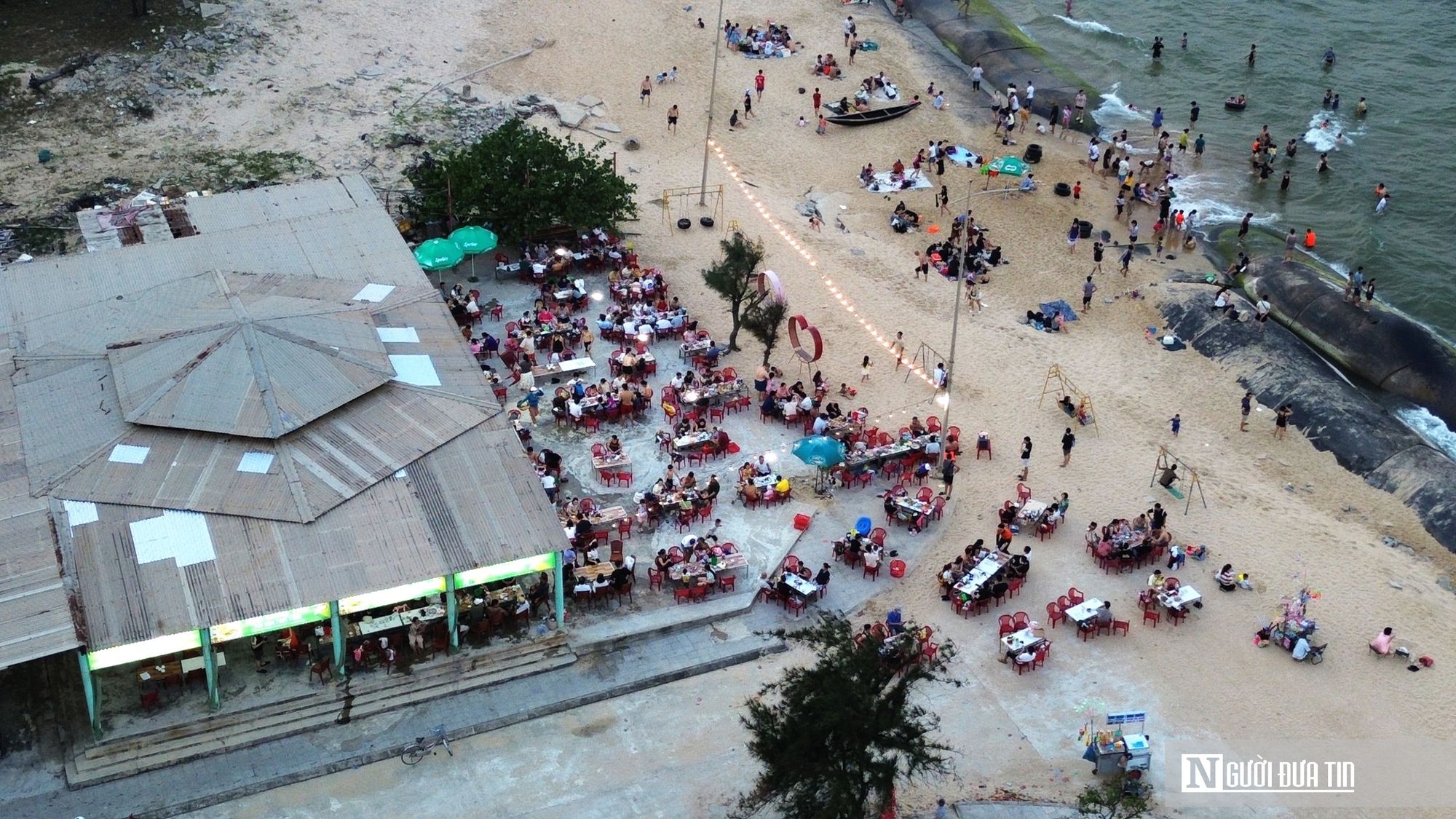 Ảnh: D&ograve;ng người ở Huế &ldquo;trốn n&oacute;ng&rdquo; &ugrave;n &ugrave;n k&eacute;o về biển, c&aacute;c b&atilde;i tắm đ&ocirc;ng nghịt- Ảnh 7.