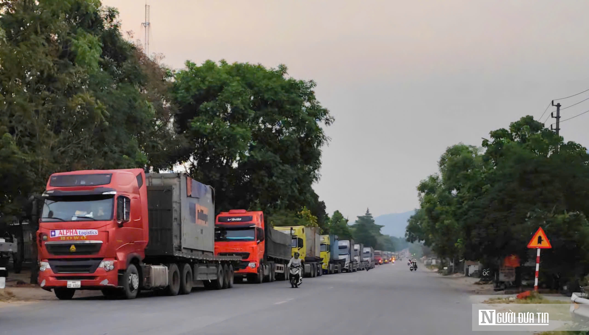 Huế siết giờ xe tải nặng tr&ecirc;n QL49, h&agrave;ng d&agrave;i xe đầu k&eacute;o &ldquo;&aacute;n binh&rdquo; chờ xuất ph&aacute;t- Ảnh 1.