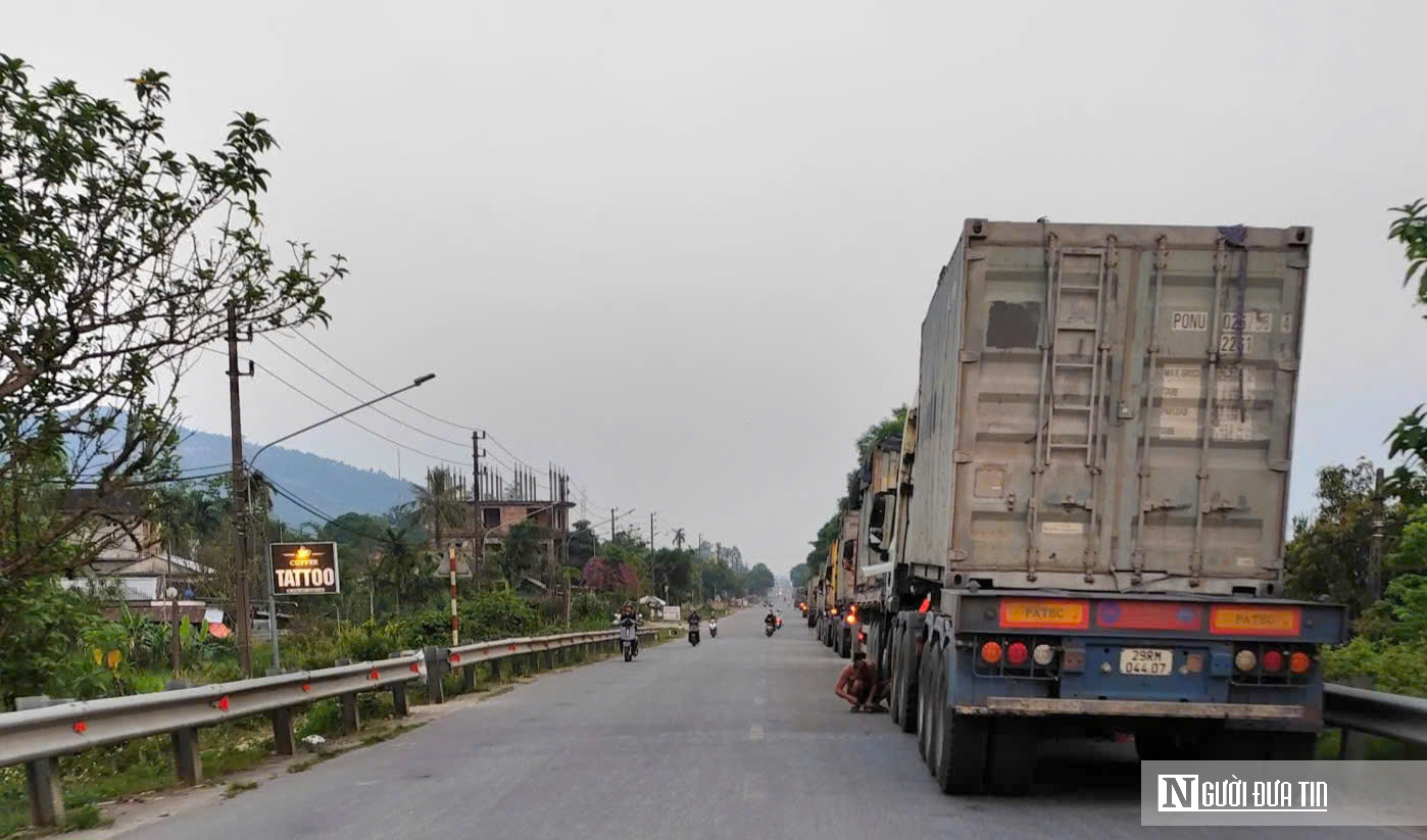 Huế siết giờ xe tải nặng tr&ecirc;n QL49, h&agrave;ng d&agrave;i xe đầu k&eacute;o &ldquo;&aacute;n binh&rdquo; chờ xuất ph&aacute;t- Ảnh 2.