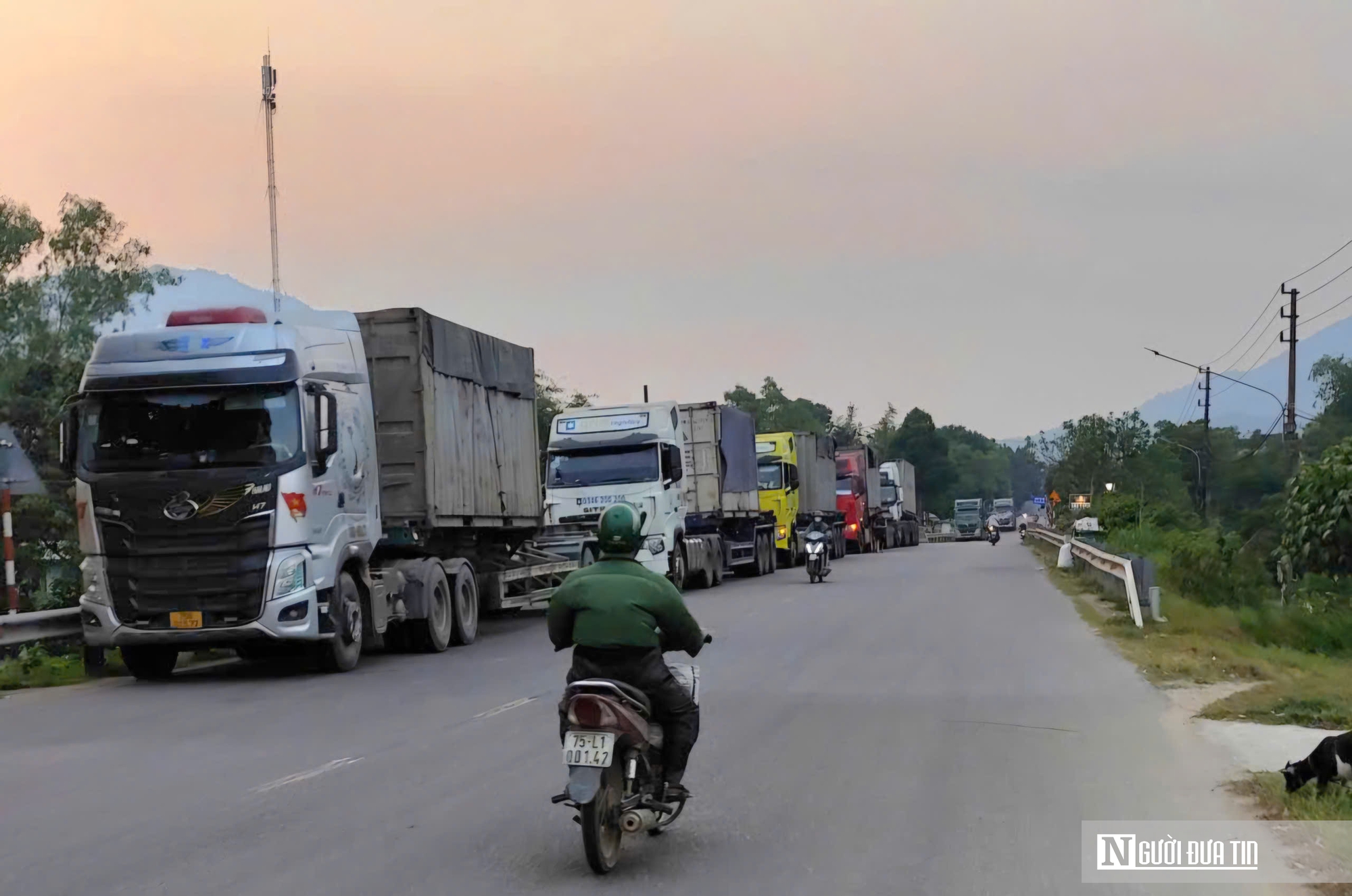 Huế siết giờ xe tải nặng tr&ecirc;n QL49, h&agrave;ng d&agrave;i xe đầu k&eacute;o &ldquo;&aacute;n binh&rdquo; chờ xuất ph&aacute;t- Ảnh 3.