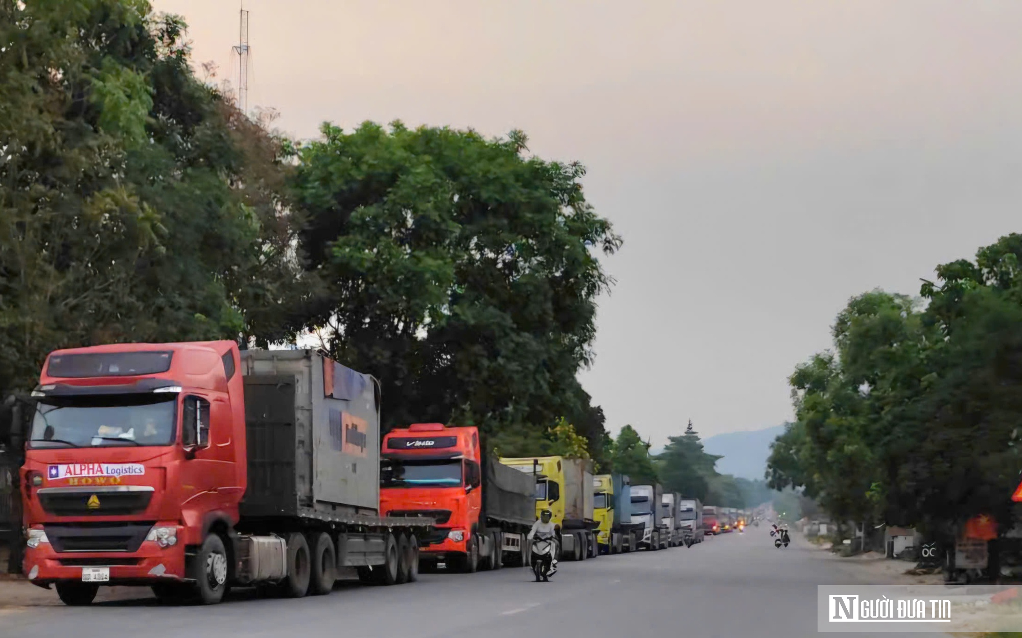 Hàng trăm xe tải, container xếp hàng dài chờ giờ lưu thông trên QL49