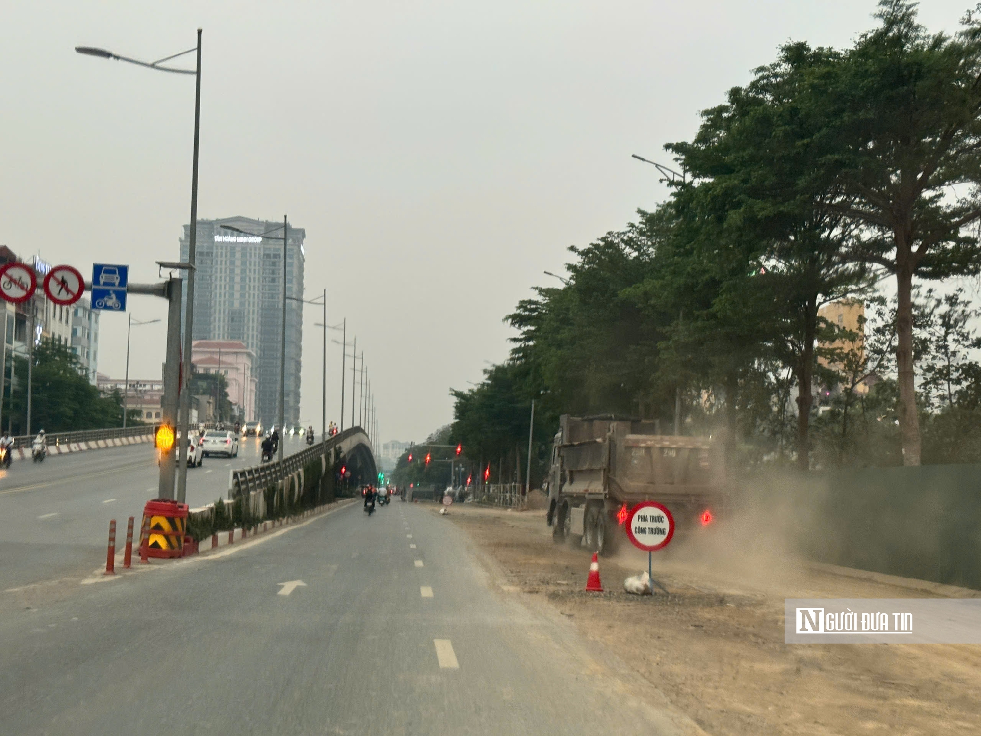 &Ugrave;n tắc, bụi bặm ở &ldquo;c&ocirc;ng trường&rdquo; chống ngập H&agrave; Nội- Ảnh 3.