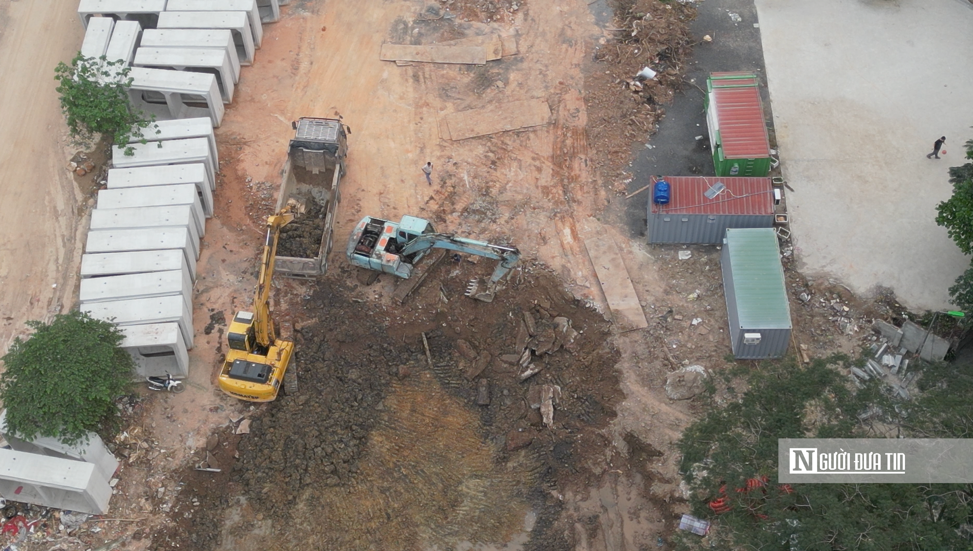 &Ugrave;n tắc, bụi bặm ở &ldquo;c&ocirc;ng trường&rdquo; chống ngập H&agrave; Nội- Ảnh 4.