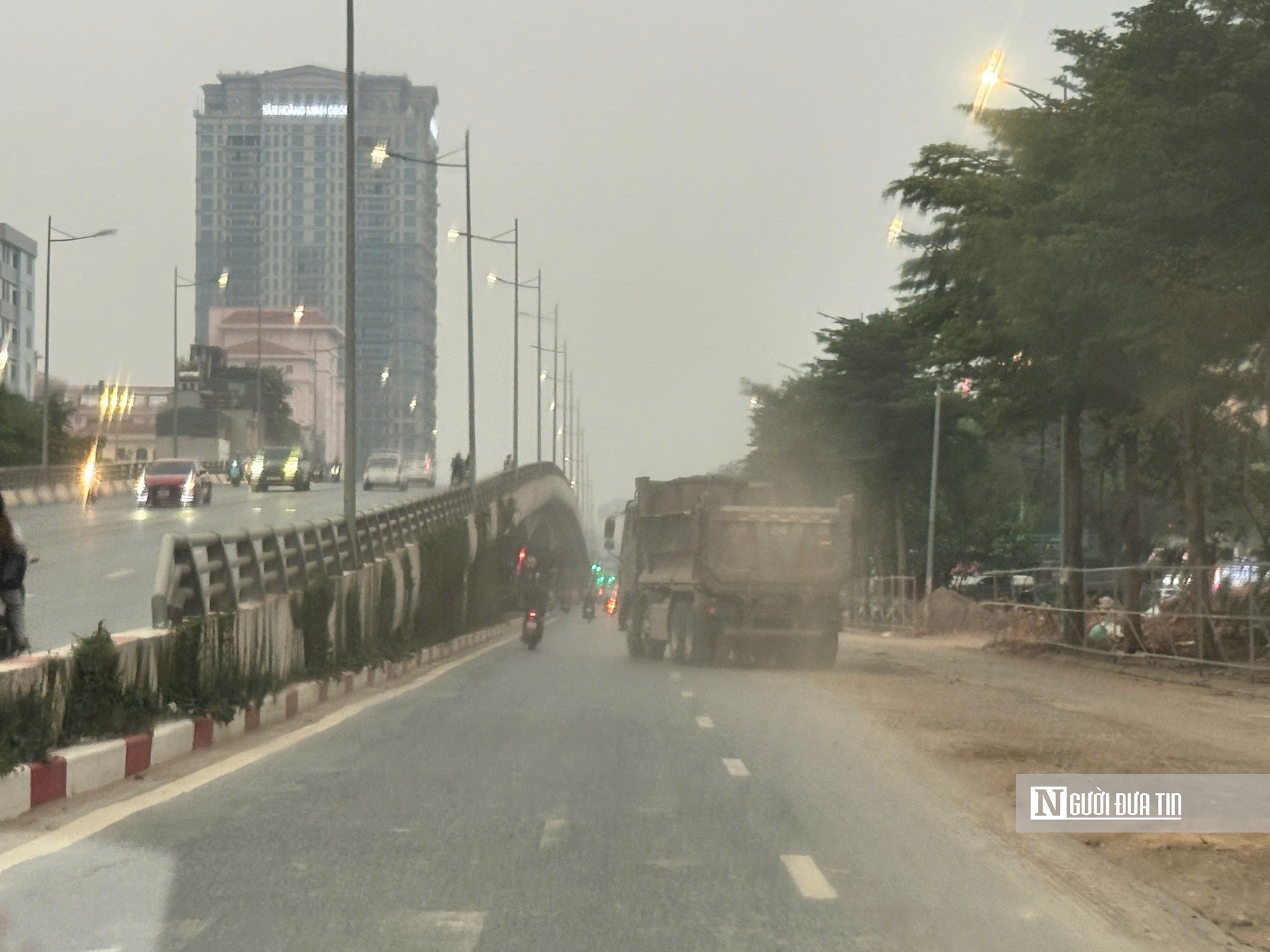 &Ugrave;n tắc, bụi bặm ở &ldquo;c&ocirc;ng trường&rdquo; chống ngập H&agrave; Nội- Ảnh 5.