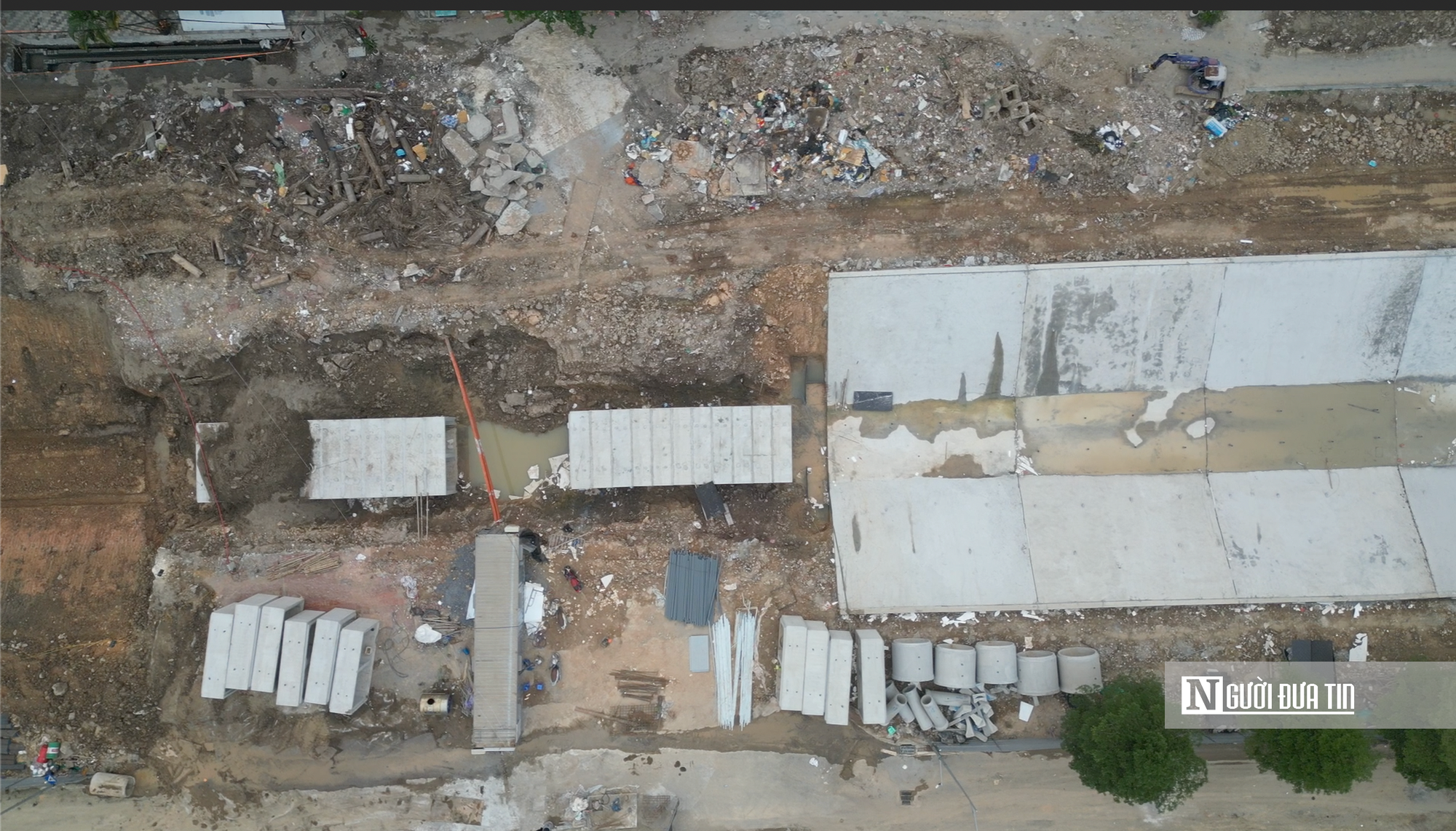 &Ugrave;n tắc, bụi bặm ở &ldquo;c&ocirc;ng trường&rdquo; chống ngập H&agrave; Nội- Ảnh 6.