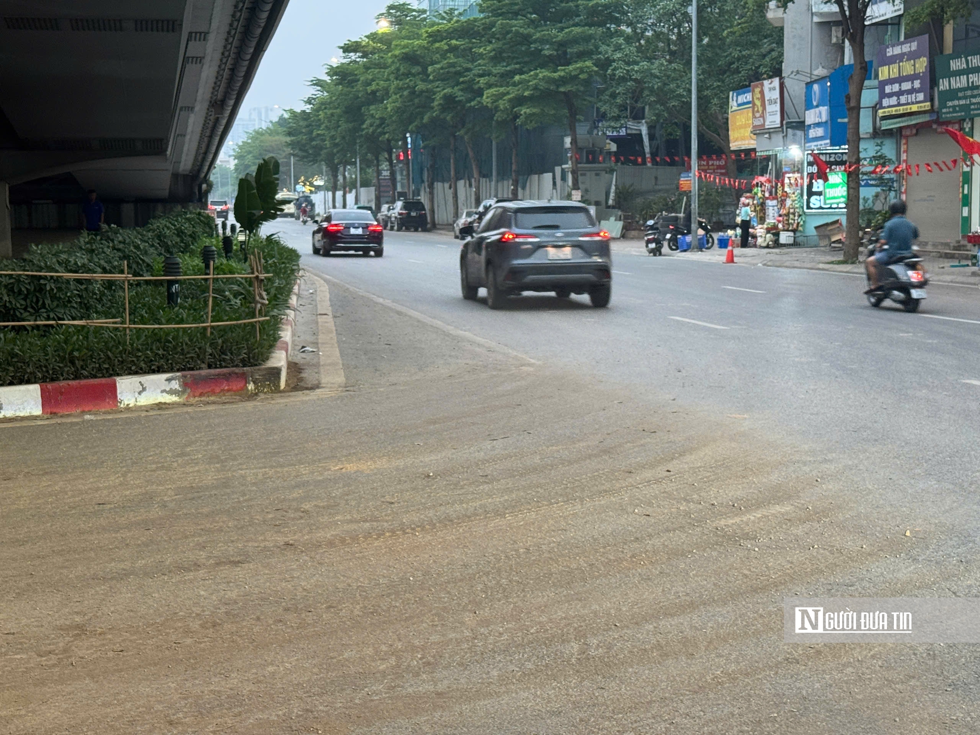 &Ugrave;n tắc, bụi bặm ở &ldquo;c&ocirc;ng trường&rdquo; chống ngập H&agrave; Nội- Ảnh 7.