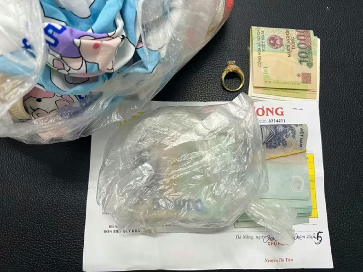 Đang đi dạo biển, nhóm bạn trẻ nhặt được vàng và tiền mặt gần 40 triệu đồng- Ảnh 1.