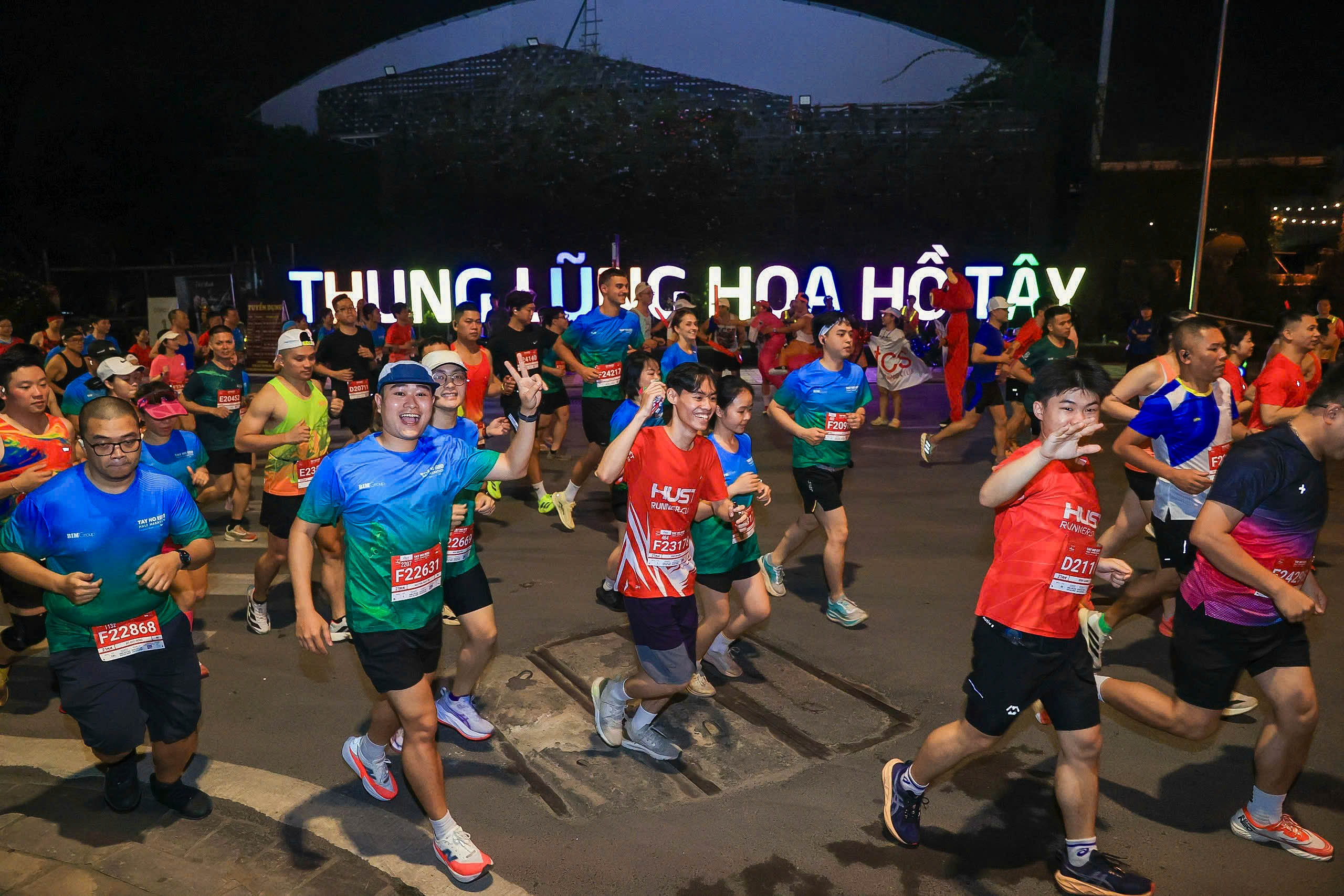 Hơn 10.000 VĐV hào hứng tham gia Tay Ho Half Marathon 2026- Ảnh 3. Hơn 10.000 VĐV hào hứng tham gia Tay Ho Half Marathon 2026- Ảnh 3.
