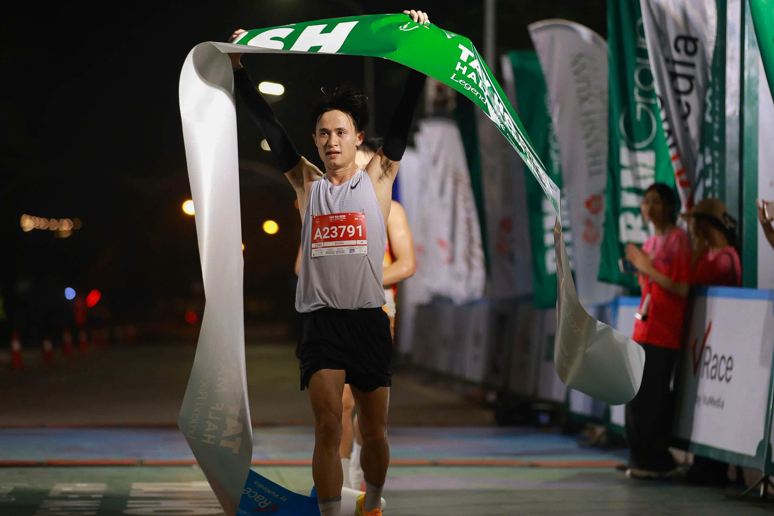 Hơn 10.000 VĐV hào hứng tham gia Tay Ho Half Marathon 2026- Ảnh 10. Hơn 10.000 VĐV hào hứng tham gia Tay Ho Half Marathon 2026- Ảnh 10.