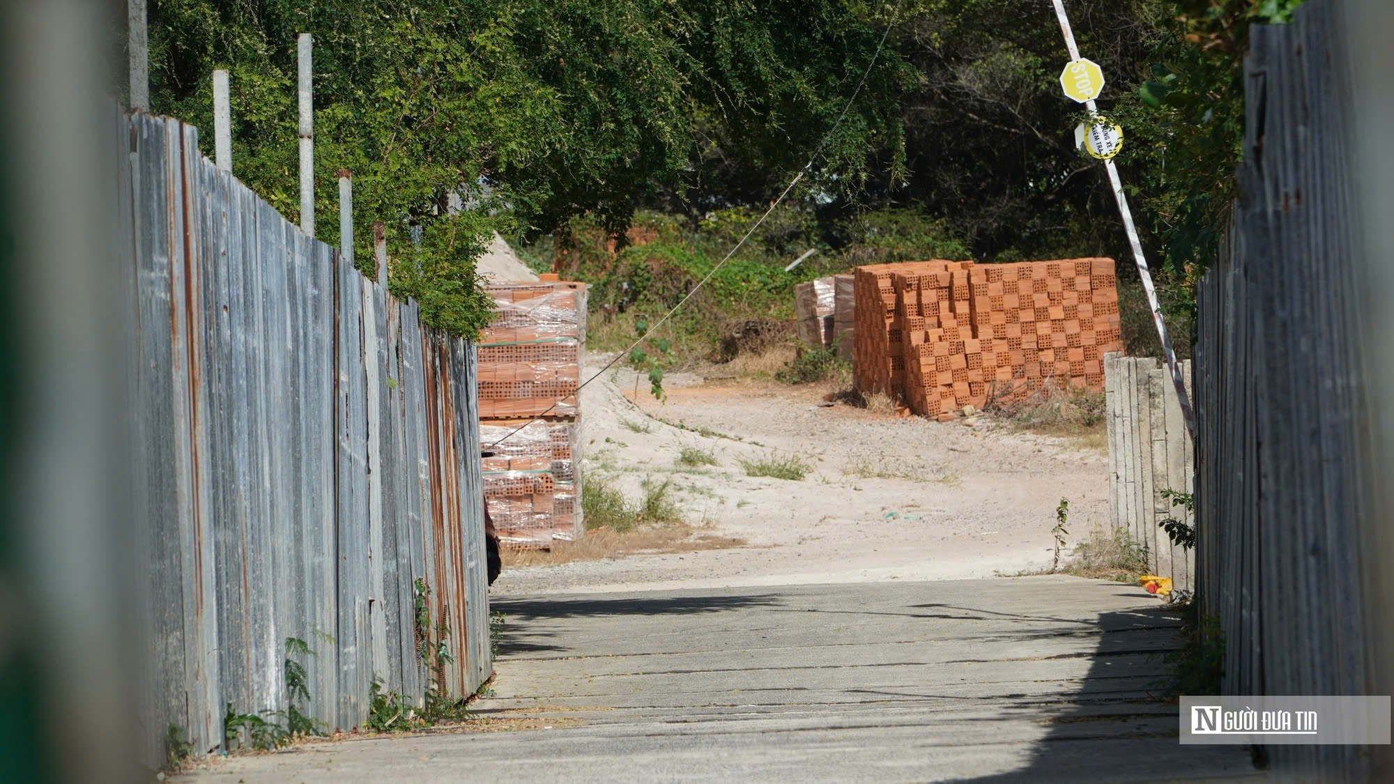 Nhà ở xã hội chưa xong, đường vào cũng “đứng bánh”, tỉnh Lâm Đồng yêu cầu xử lý dứt điểm- Ảnh 1.